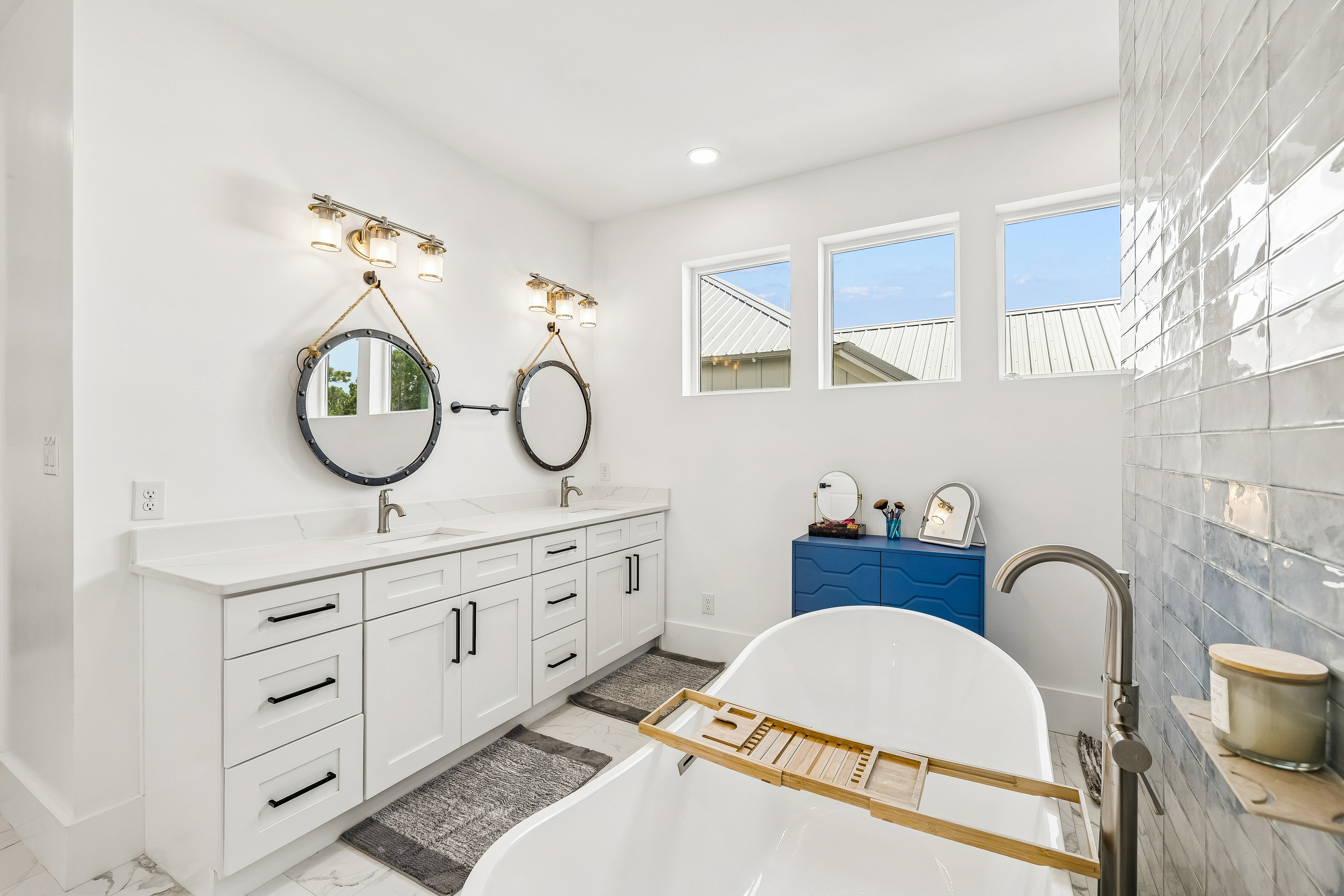  Spacious Newer-Build Home With Wraparound Porch On Gated Community Corner Lot - 物件實景