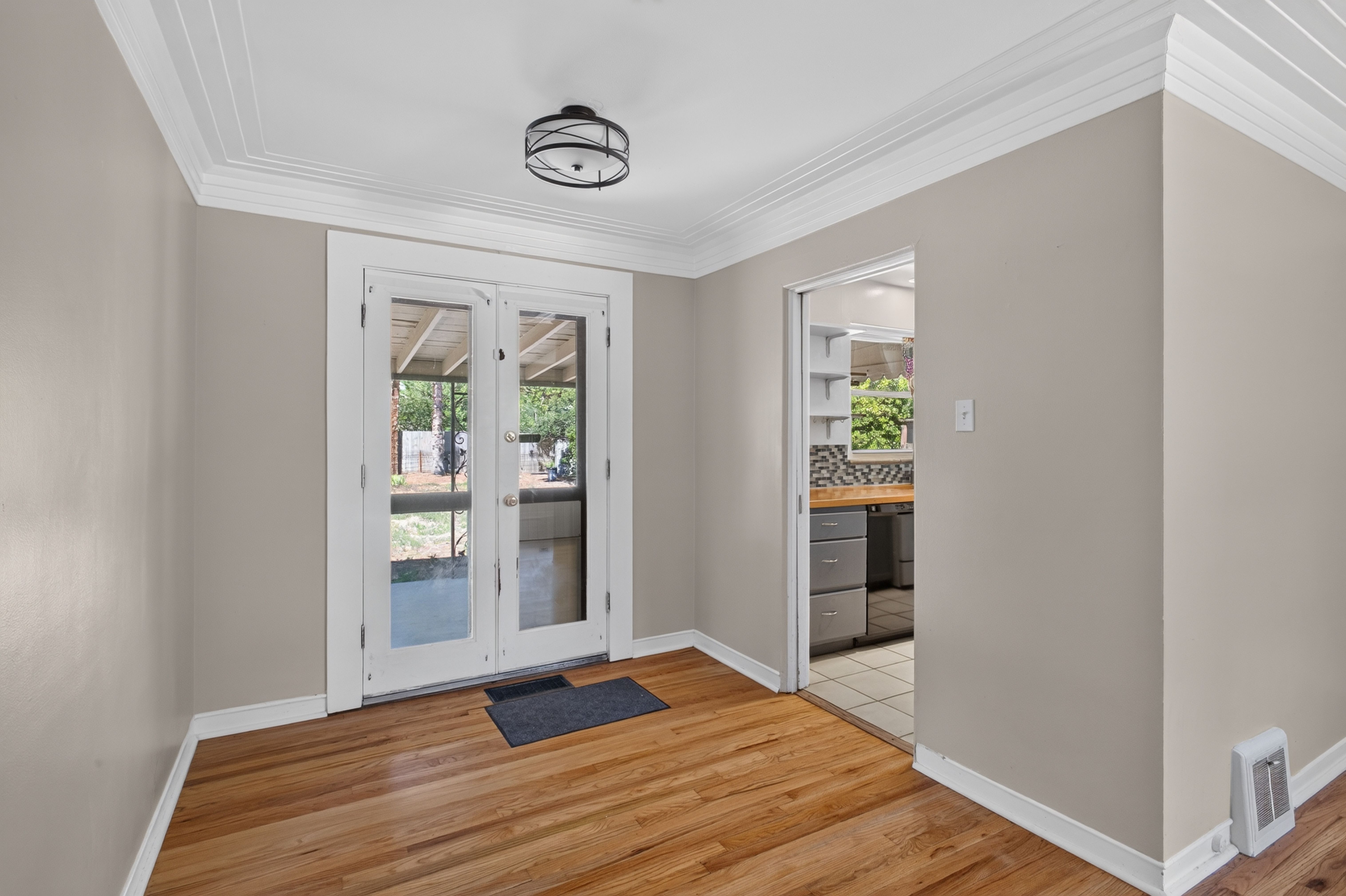 Charming Mayfair Home with Private Backyard Patio & Tree-Lined Charm - 物件實景