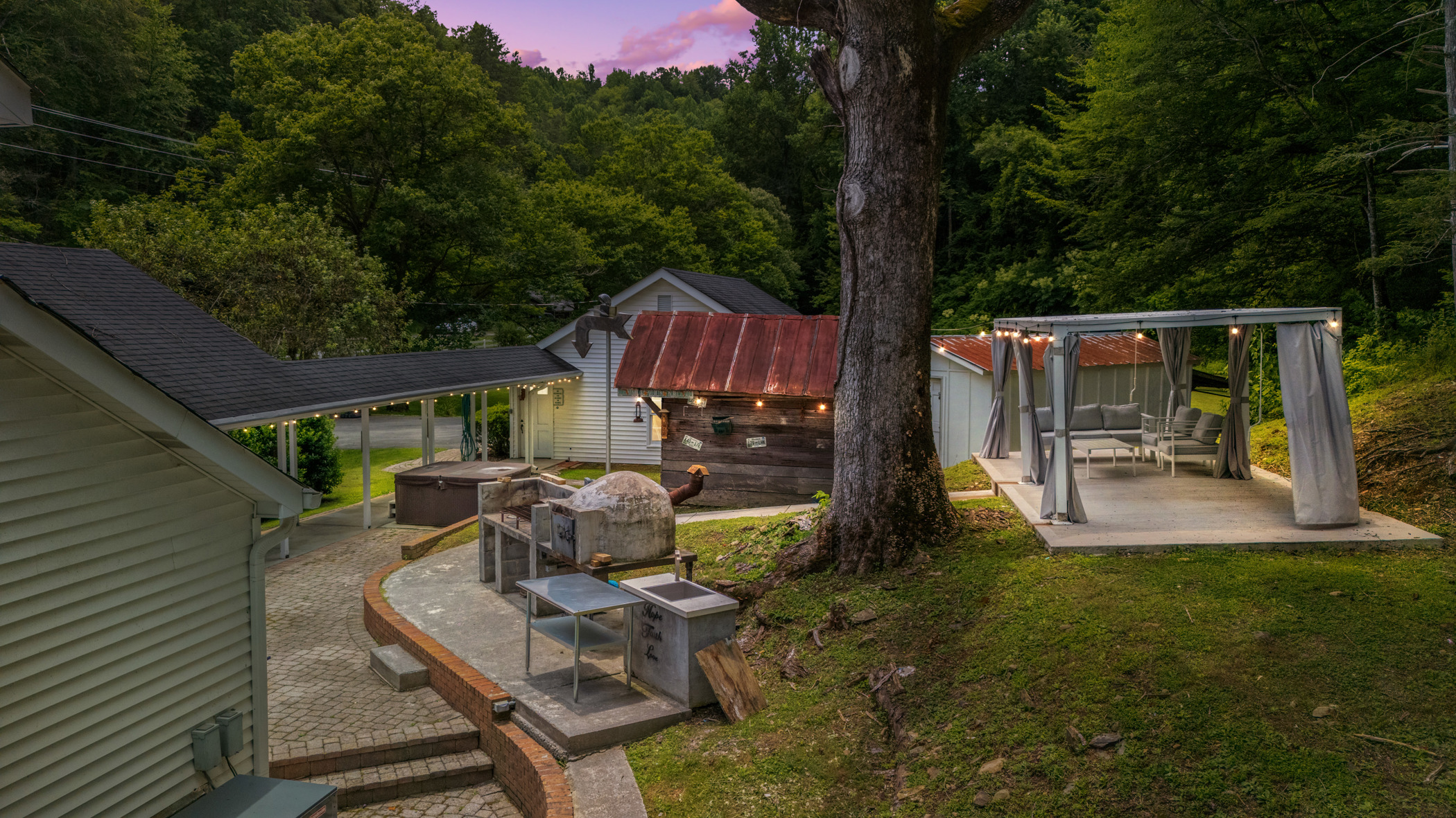 Gatlinburg, Tennessee, 37738, United States, 4 Bedrooms Bedrooms, ,3 BathroomsBathrooms,Residential,For Sale,1974957