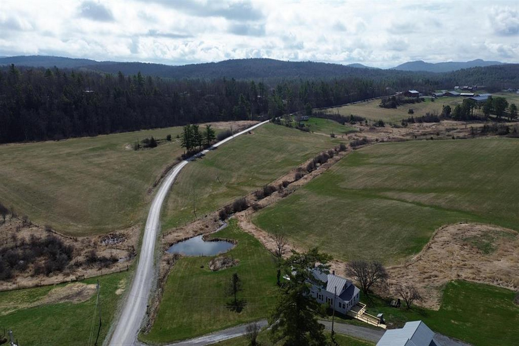  557 Pleasant Valley Road - 物件實景