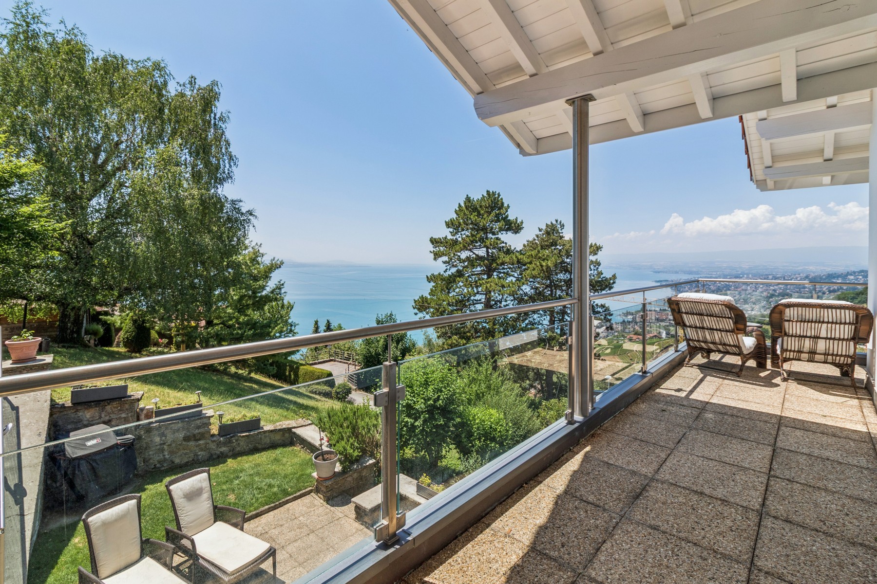  A property nestled between the sky, the lake, and the vineyards, offering an exc - 物件實景
