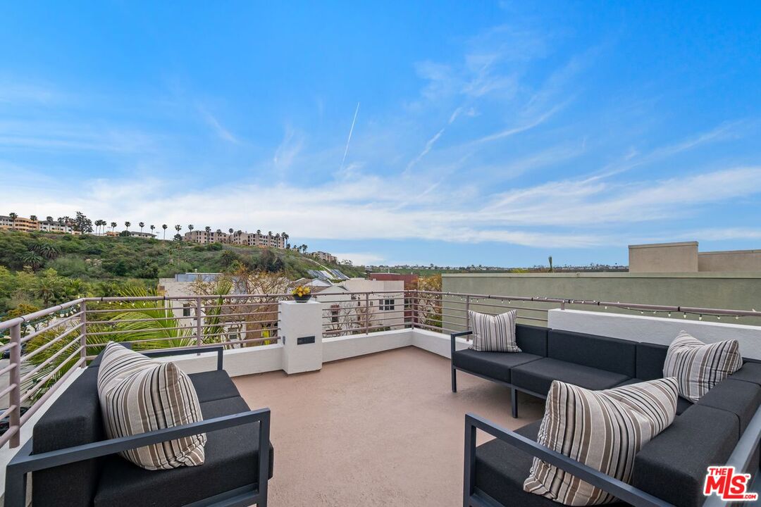 Los Angeles, California, 90094, United States, 3 Bedrooms Bedrooms, ,4 BathroomsBathrooms,Residential,For Sale,1947041
