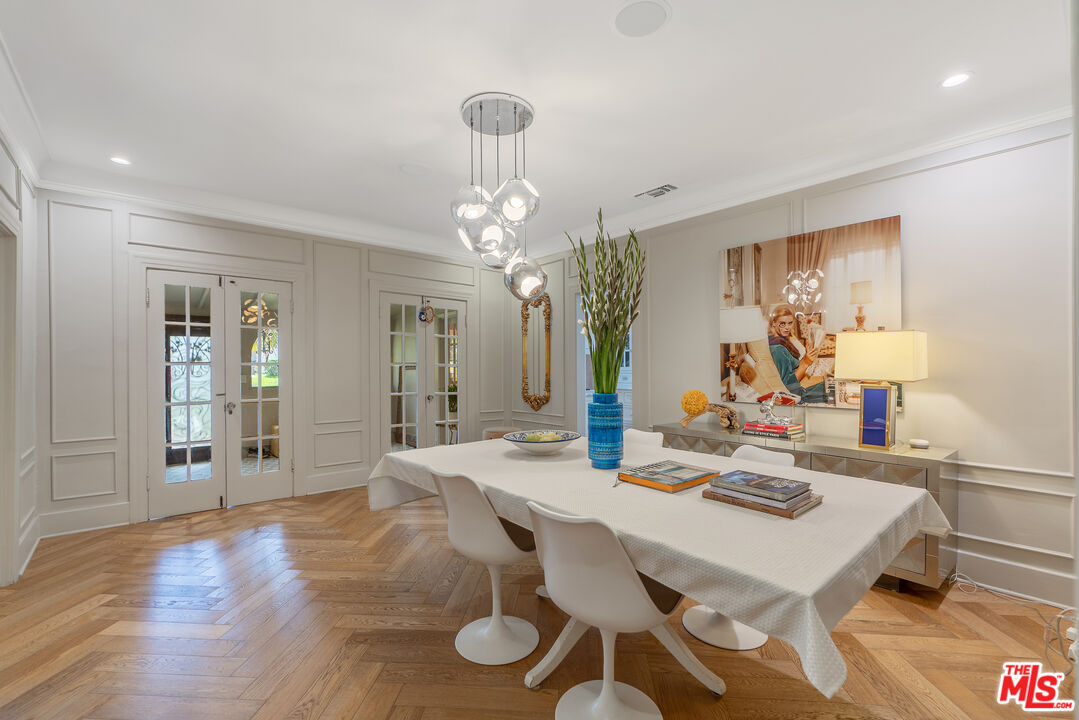 Los Angeles, California, 90005, United States, 3 Bedrooms Bedrooms, ,3 BathroomsBathrooms,Residential,For Sale,1876512