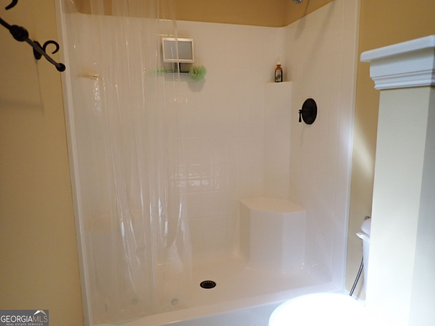 Barnesville, Georgia, 30204, United States, 2 Bedrooms Bedrooms, ,3 BathroomsBathrooms,Residential,For Sale,1910372