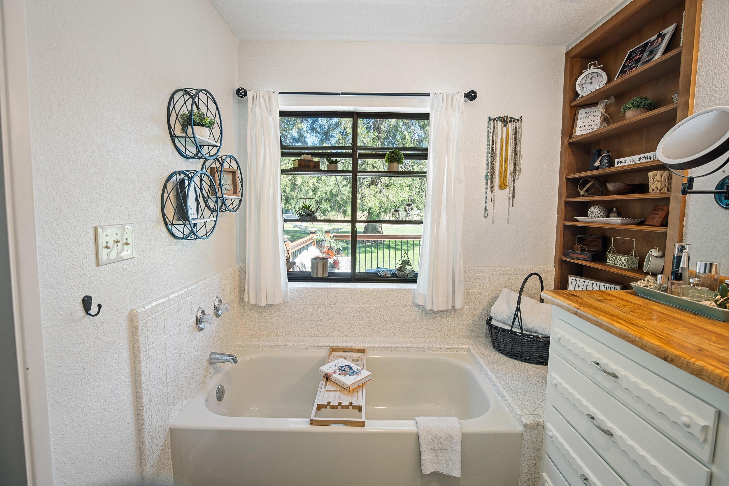 Grants Pass, Oregon, 97527, United States, 3 Bedrooms Bedrooms, ,3 BathroomsBathrooms,Residential,For Sale,1928717