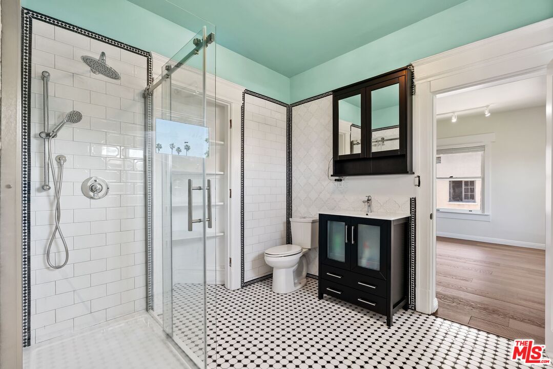 Los Angeles, California, 90006, United States, 7 Bedrooms Bedrooms, ,6 BathroomsBathrooms,Residential,For Sale,1848318