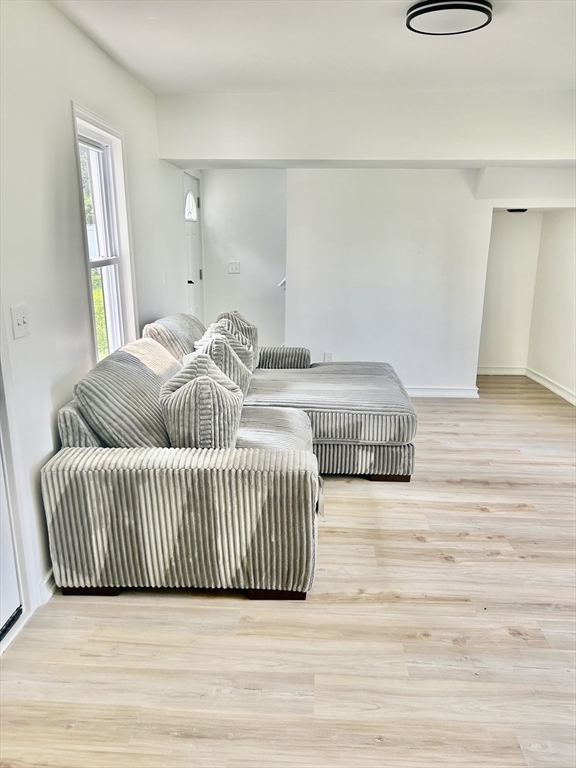 Groveland, Massachusetts, 01834, United States, 4 Bedrooms Bedrooms, ,4 BathroomsBathrooms,Residential,For Sale,1989595