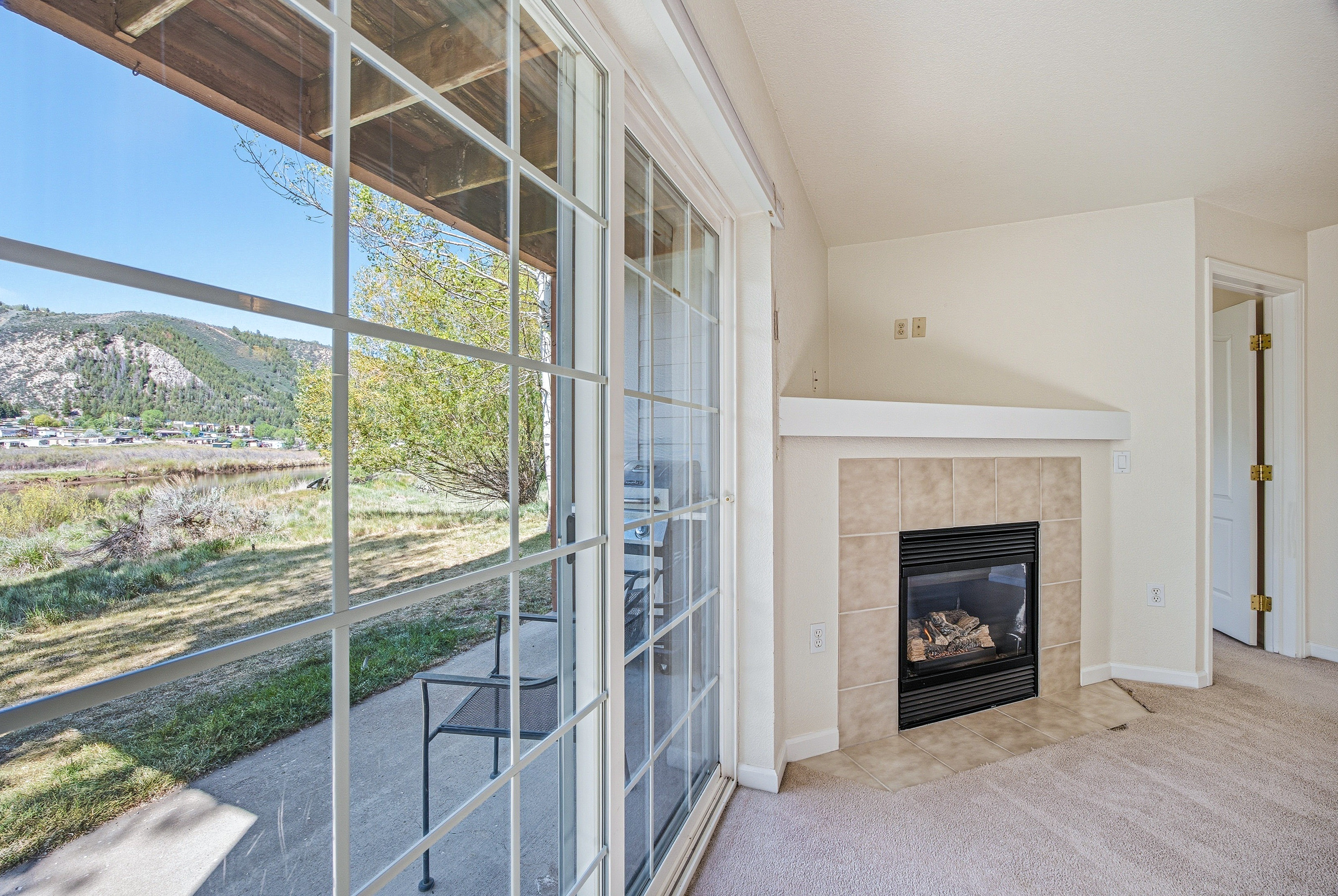  South-Facing End-Unit Residence With Beautiful River and Mountain views - 物件實景