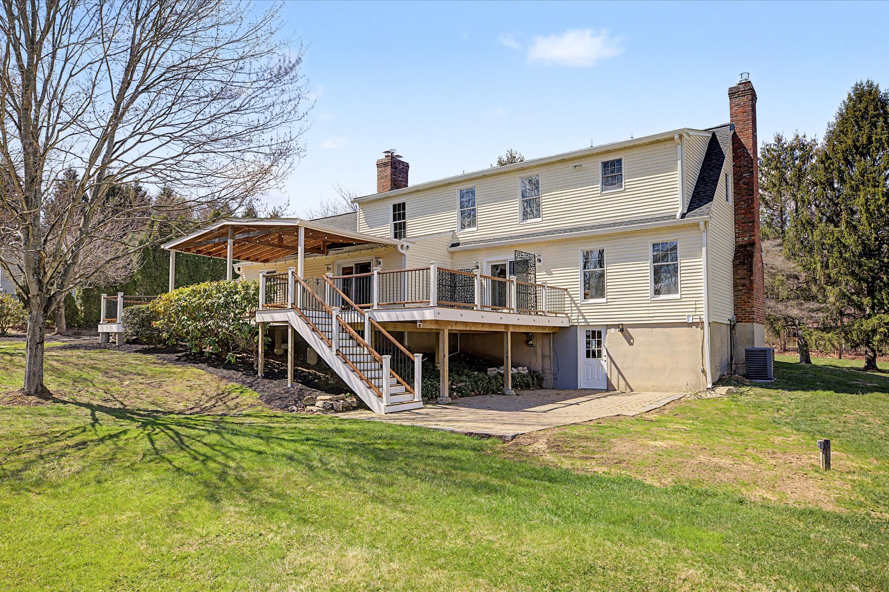  Lovely Cape Cod Home Situated on Two Private Acres - 物件實景