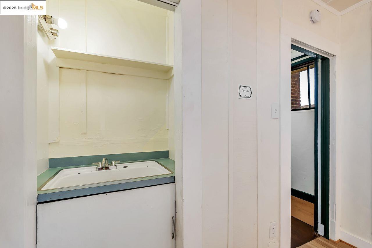 Oakland, California, 94608, United States, 6 Bedrooms Bedrooms, ,3 BathroomsBathrooms,Residential,For Sale,1939780