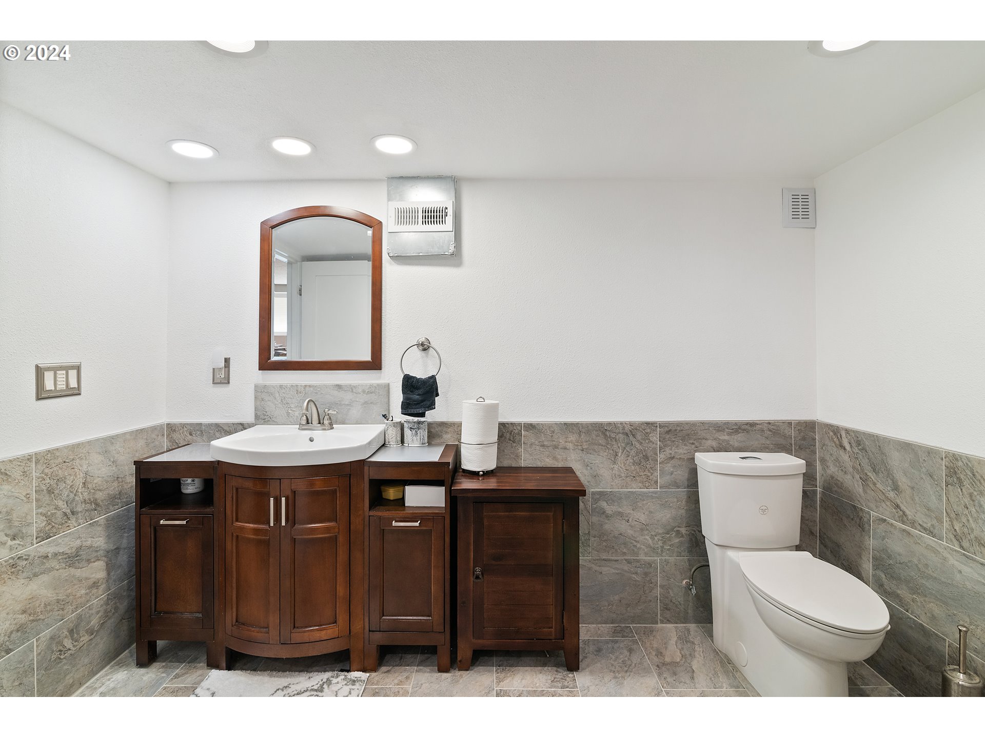 Portland, Oregon, 97211, United States, 5 Bedrooms Bedrooms, ,2 BathroomsBathrooms,Residential,For Sale,1976377