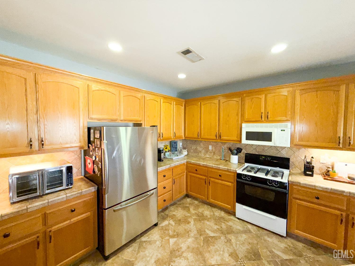 Bakersfield, California, 93314, United States, 3 Bedrooms Bedrooms, ,2 BathroomsBathrooms,Residential,For Sale,1966824