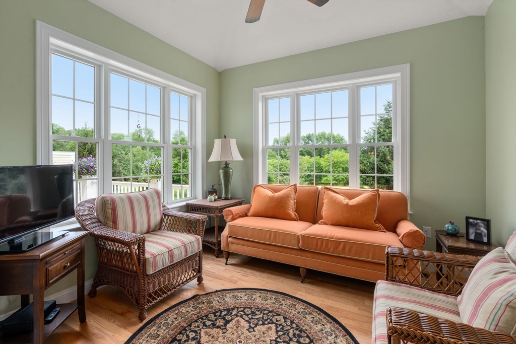 Topsfield, Massachusetts, 01983, United States, 3 Bedrooms Bedrooms, ,4 BathroomsBathrooms,Residential,For Sale,1919472