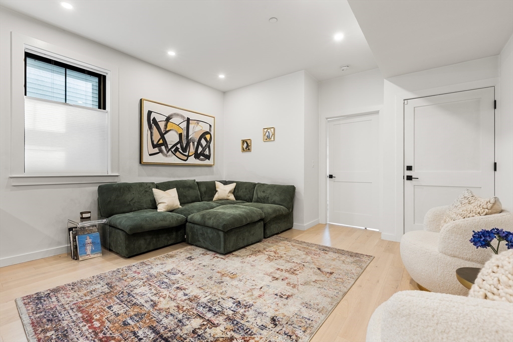 Boston, Massachusetts, 02128, United States, 2 Bedrooms Bedrooms, ,2 BathroomsBathrooms,Residential,For Sale,1940624