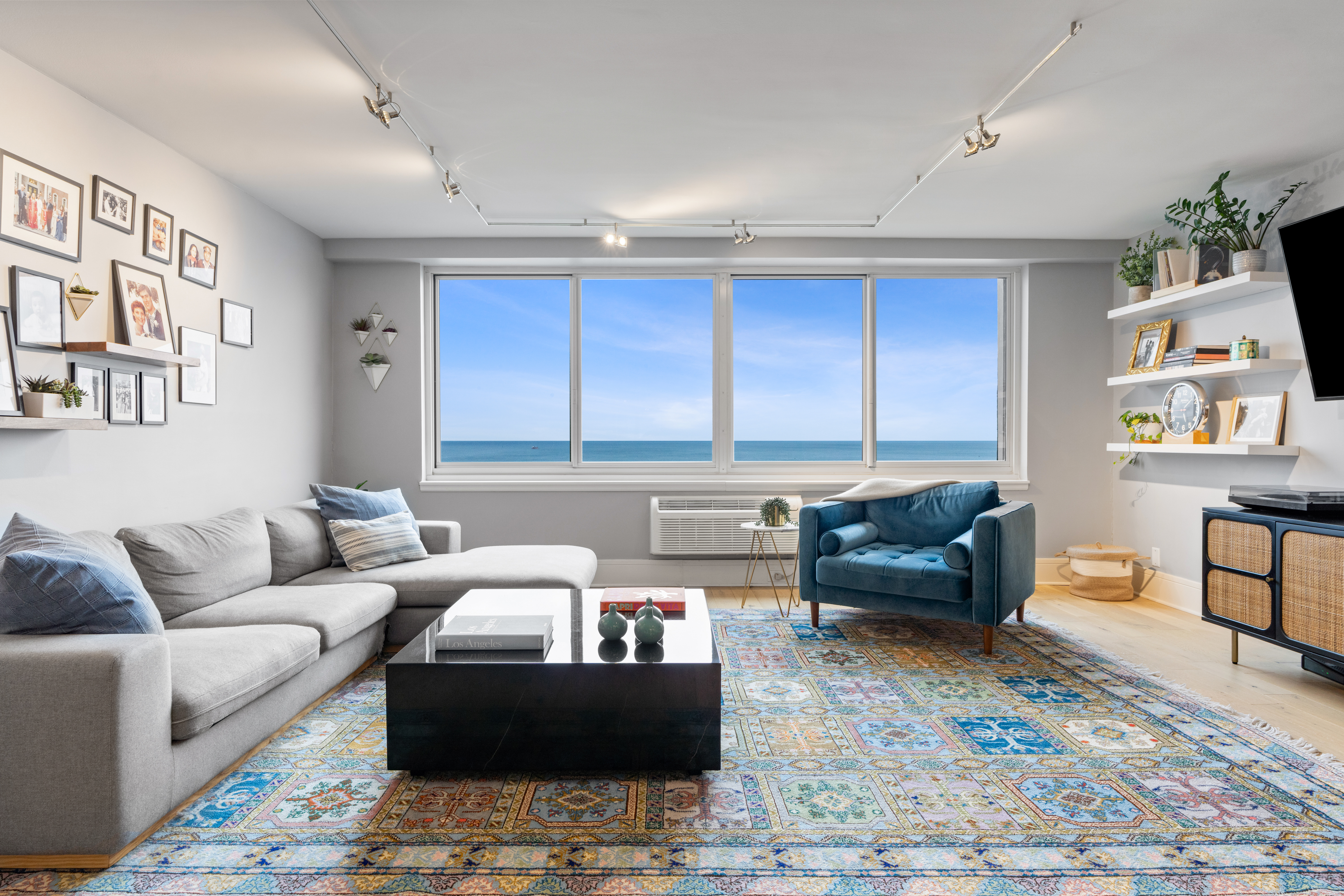  Enjoy Turnkey Lakefront Living in a Well-Established Gold Coast Building - 物件實景