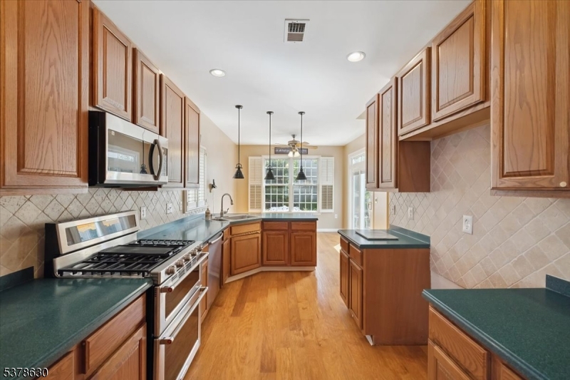 Franklin Twp., New Jersey, 08873, United States, 2 Bedrooms Bedrooms, ,3 BathroomsBathrooms,Residential,For Sale,1940389