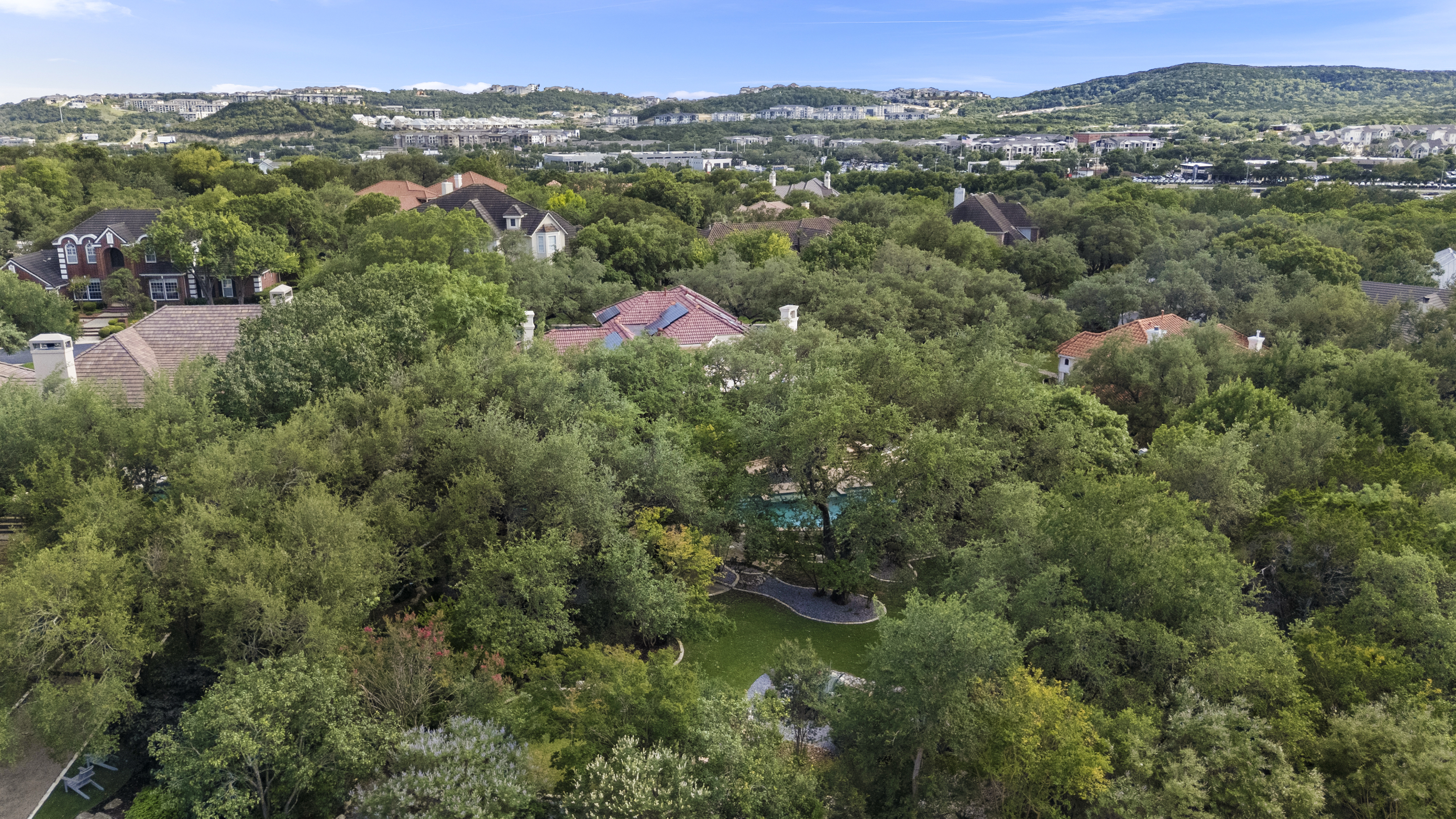  Grand Dominion Estate Showcasing Luxury, Privacy & Architectural Excellence - 物件實景