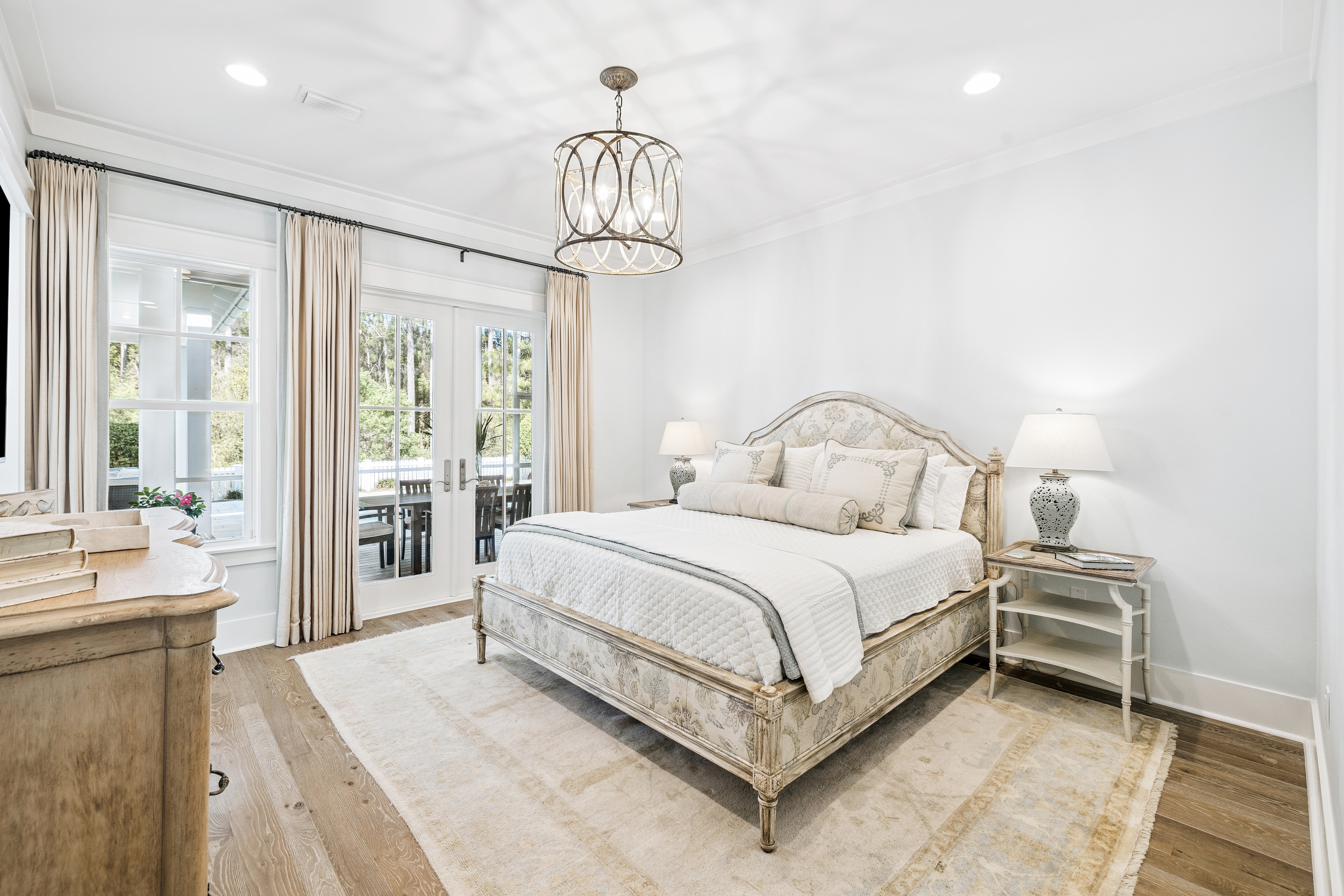  Designer-Furnished Coastal Retreat with Cabana & Outdoor Fireplace - 物件實景