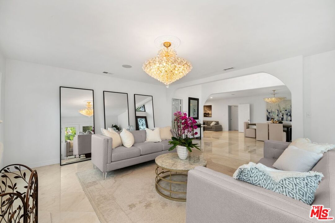 Los Angeles, California, 90048, United States, 4 Bedrooms Bedrooms, ,4 BathroomsBathrooms,Residential,For Sale,1912253