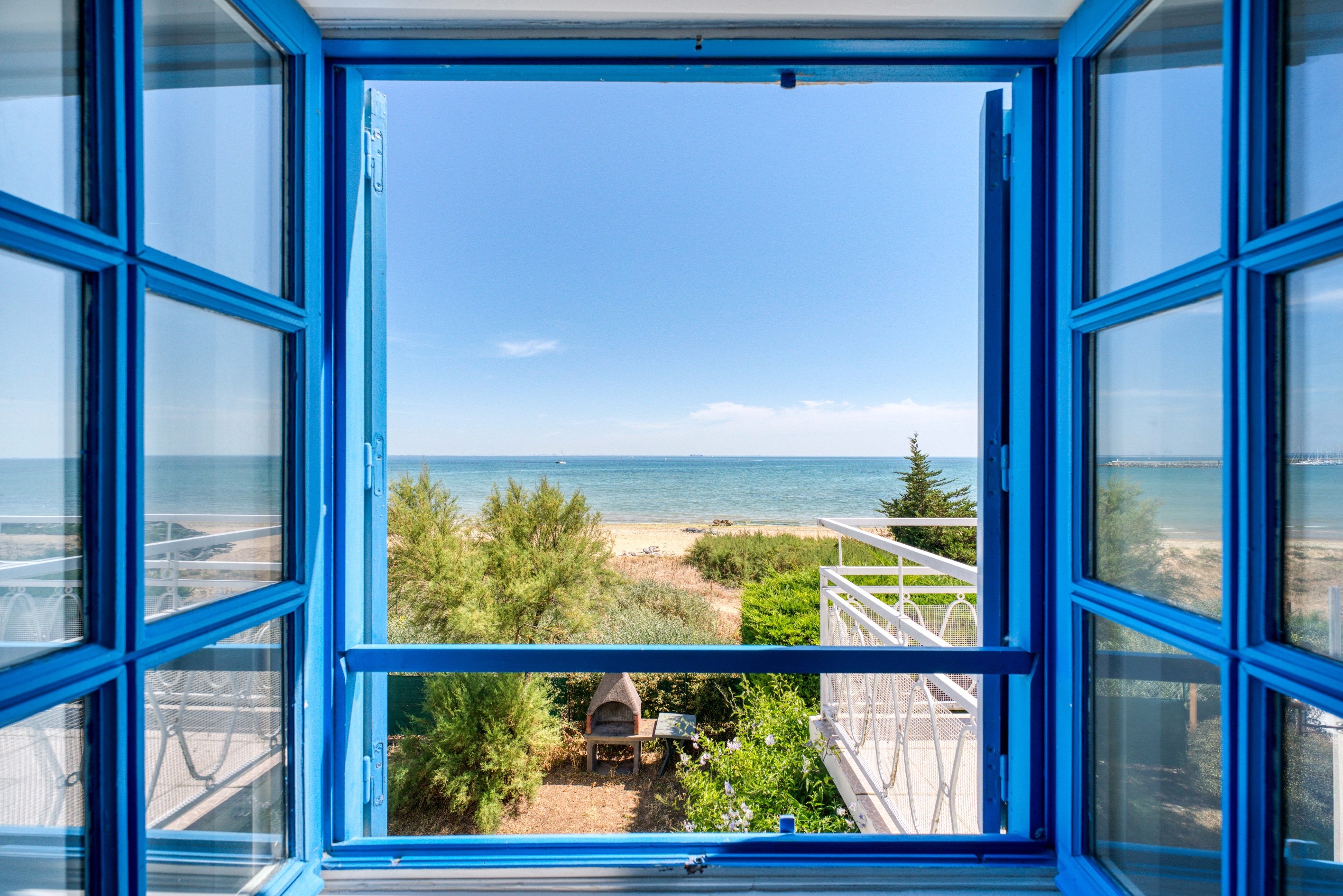 Charming House  Facing the Sea and Marina of Saint Denis d