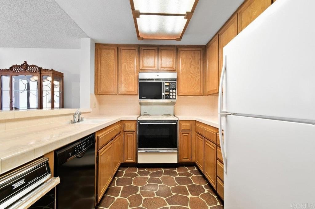 San Diego, California, 92110, United States, 2 Bedrooms Bedrooms, ,2 BathroomsBathrooms,Residential,For Sale,1804693