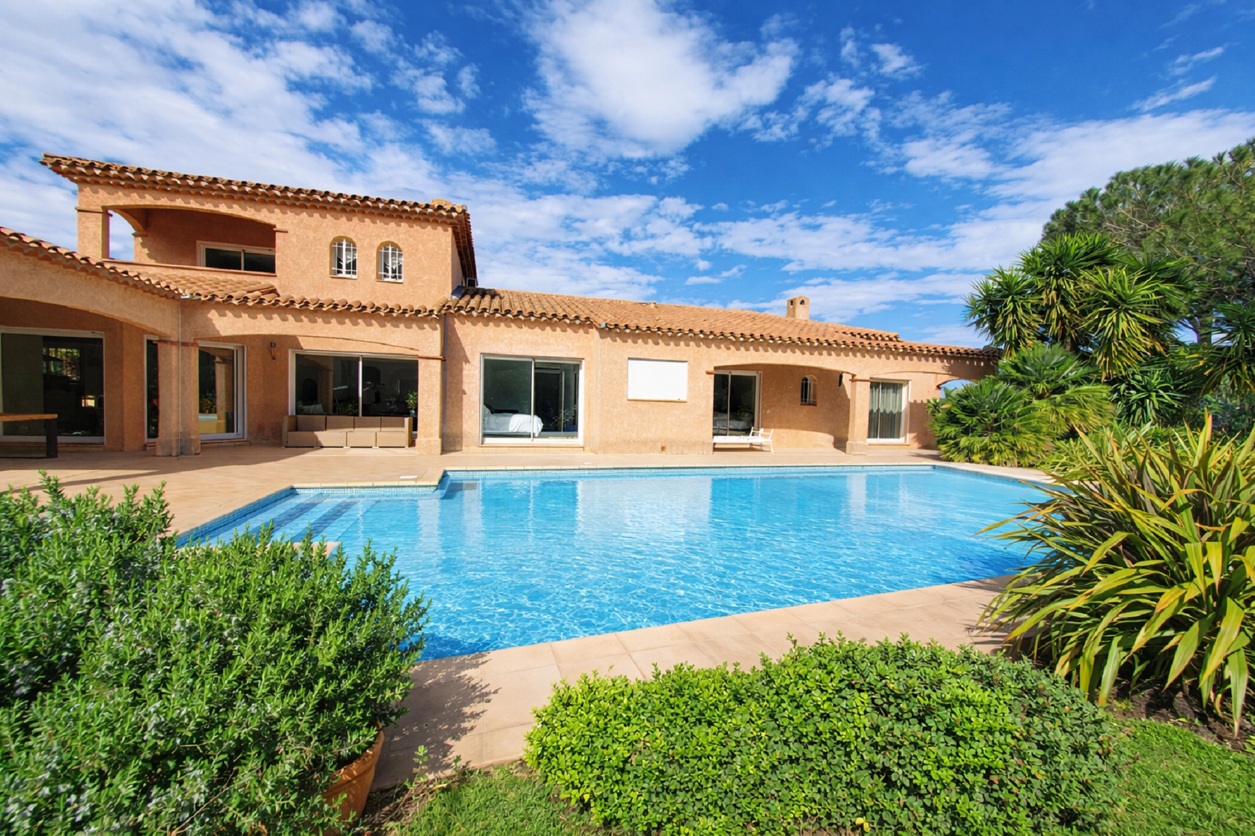  Elegant Single-Level Property on 5,000 sqm Landscaped Grounds with Pool and Com… - 物件實景
