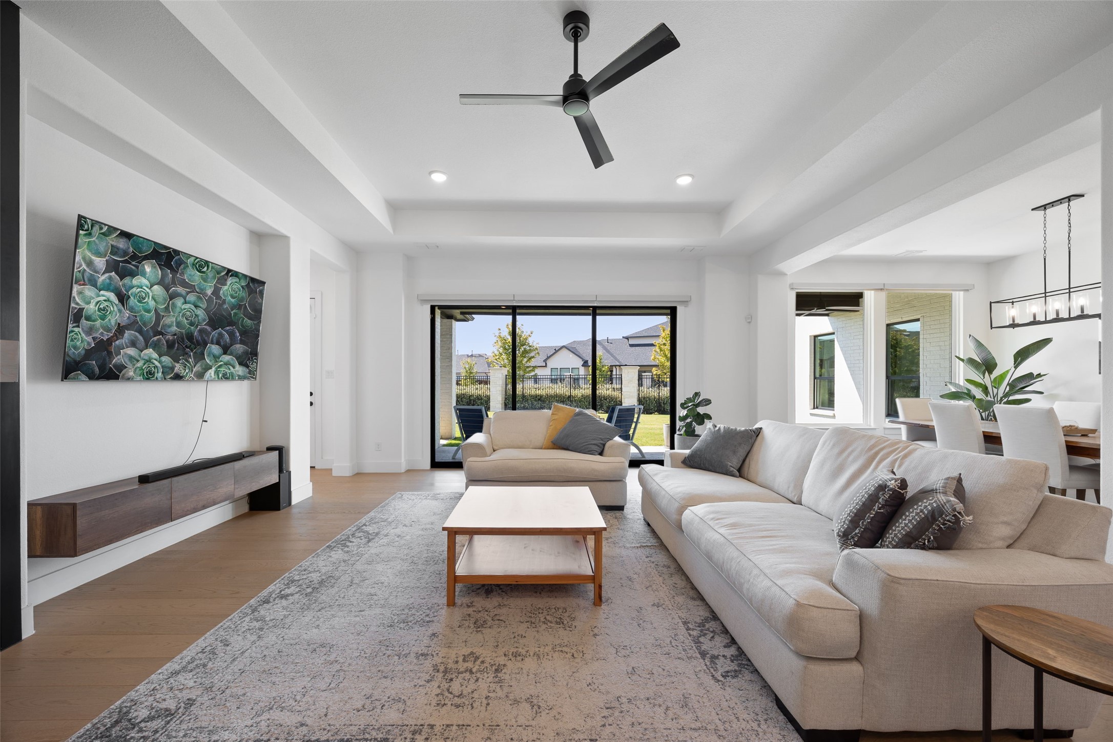 Arlington, Texas, 76005, United States, 4 Bedrooms Bedrooms, ,5 BathroomsBathrooms,Residential,For Sale,1963116