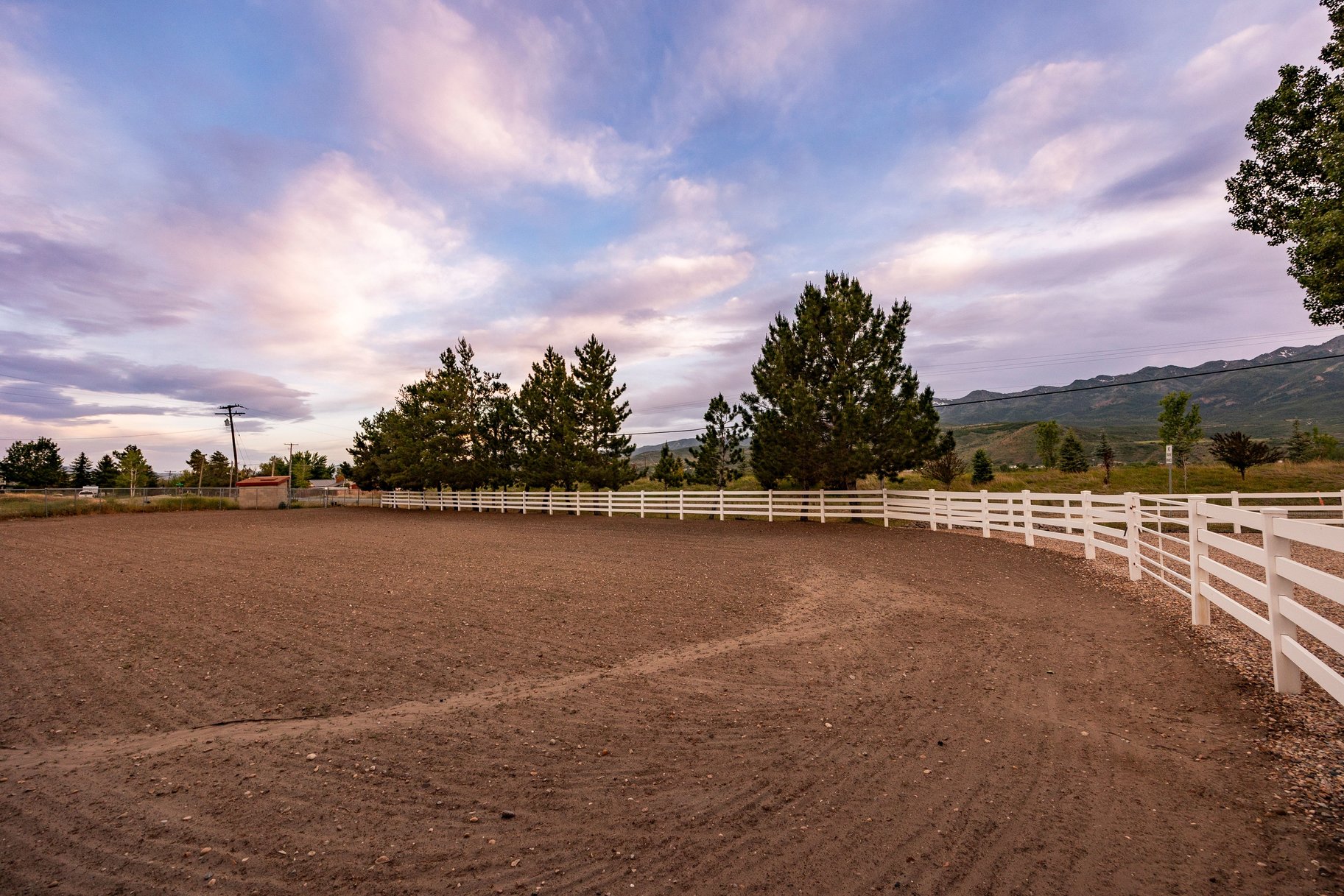  Incredibly Well-Maintained Horse Property with Indoor Arena & Views - 物件實景