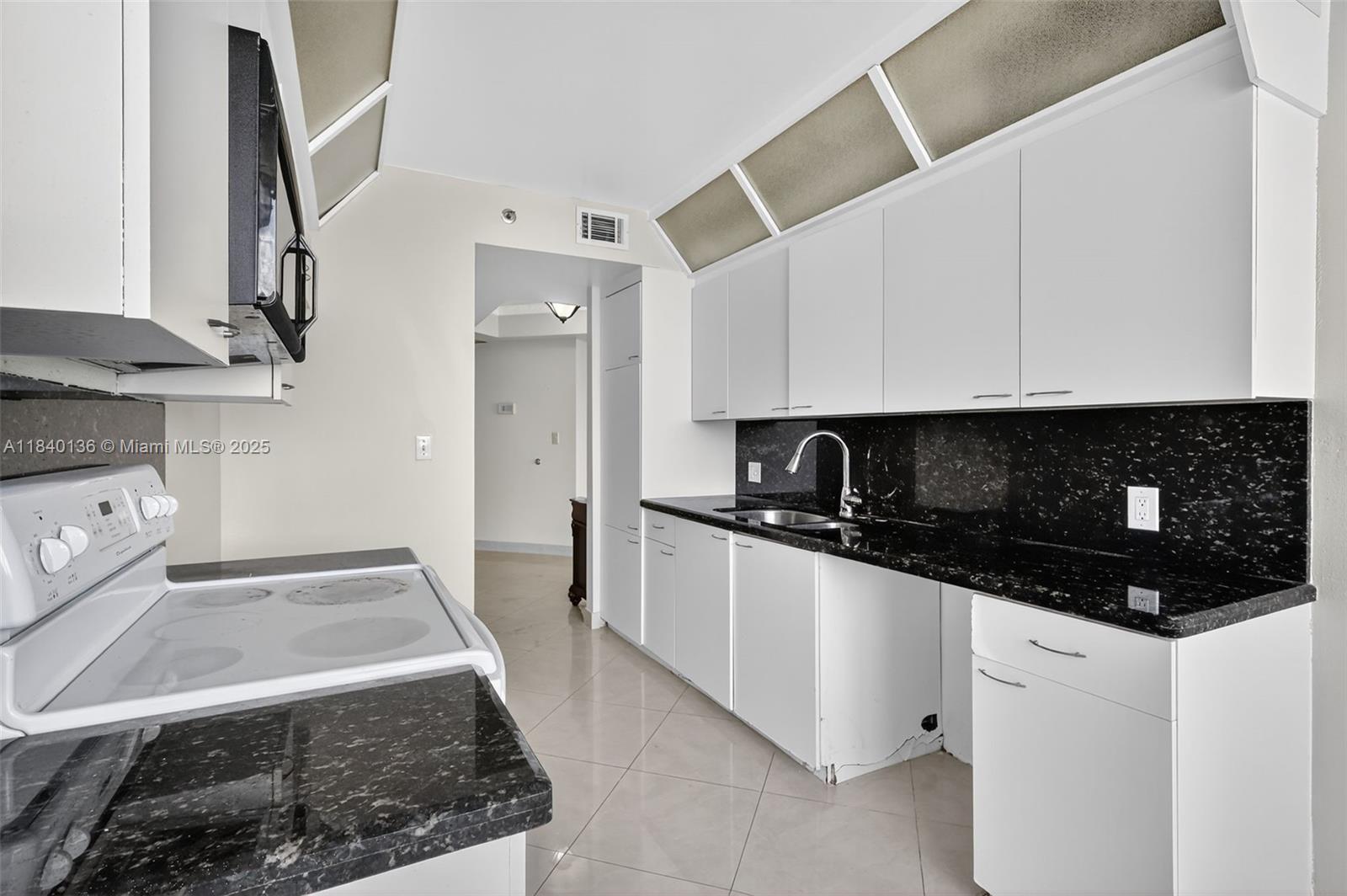Aventura, Florida, 33180, United States, 2 Bedrooms Bedrooms, ,2 BathroomsBathrooms,Residential,For Sale,1898745