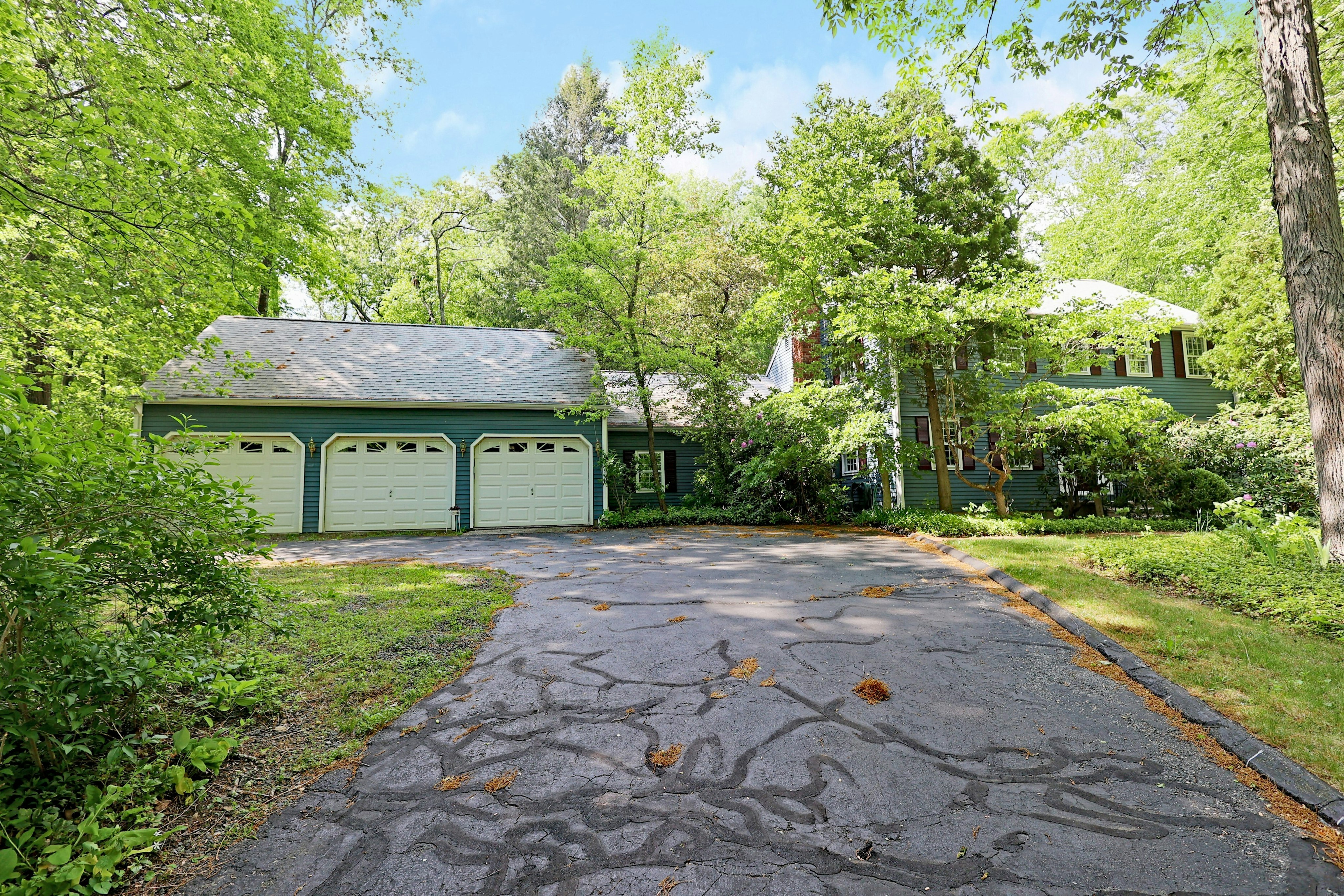  Classic New England Colonial - 物件實景