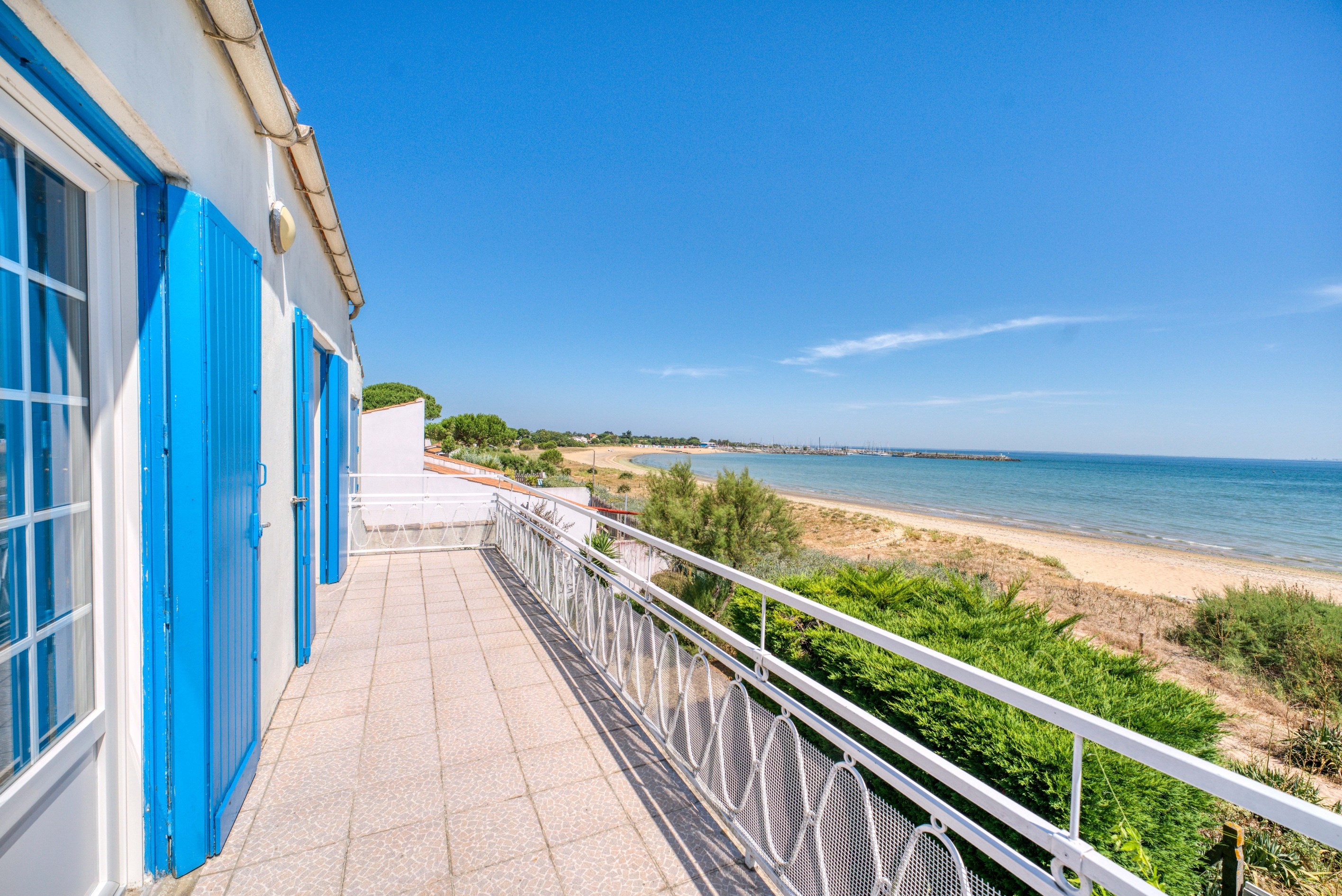  Charming House  Facing the Sea and Marina of Saint Denis d