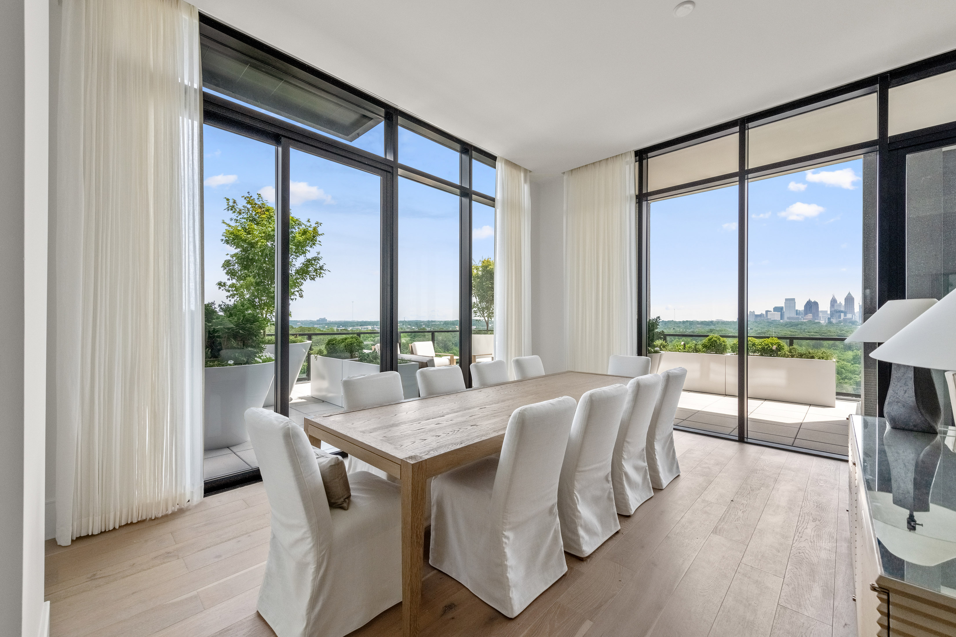  Stunning Fully Furnished Penthouse with the Largest Outdoor Terrace - 物件實景