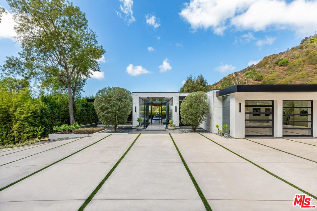 Beverly Hills, California, 90210, United States, 5 Bedrooms Bedrooms, ,9 BathroomsBathrooms,Residential,For Sale,1906570