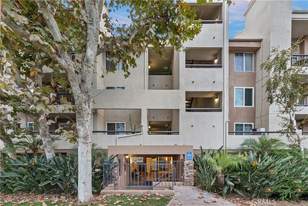 Woodland Hills, California, 91367, United States, 2 Bedrooms Bedrooms, ,2 BathroomsBathrooms,Residential,For Sale,1966516