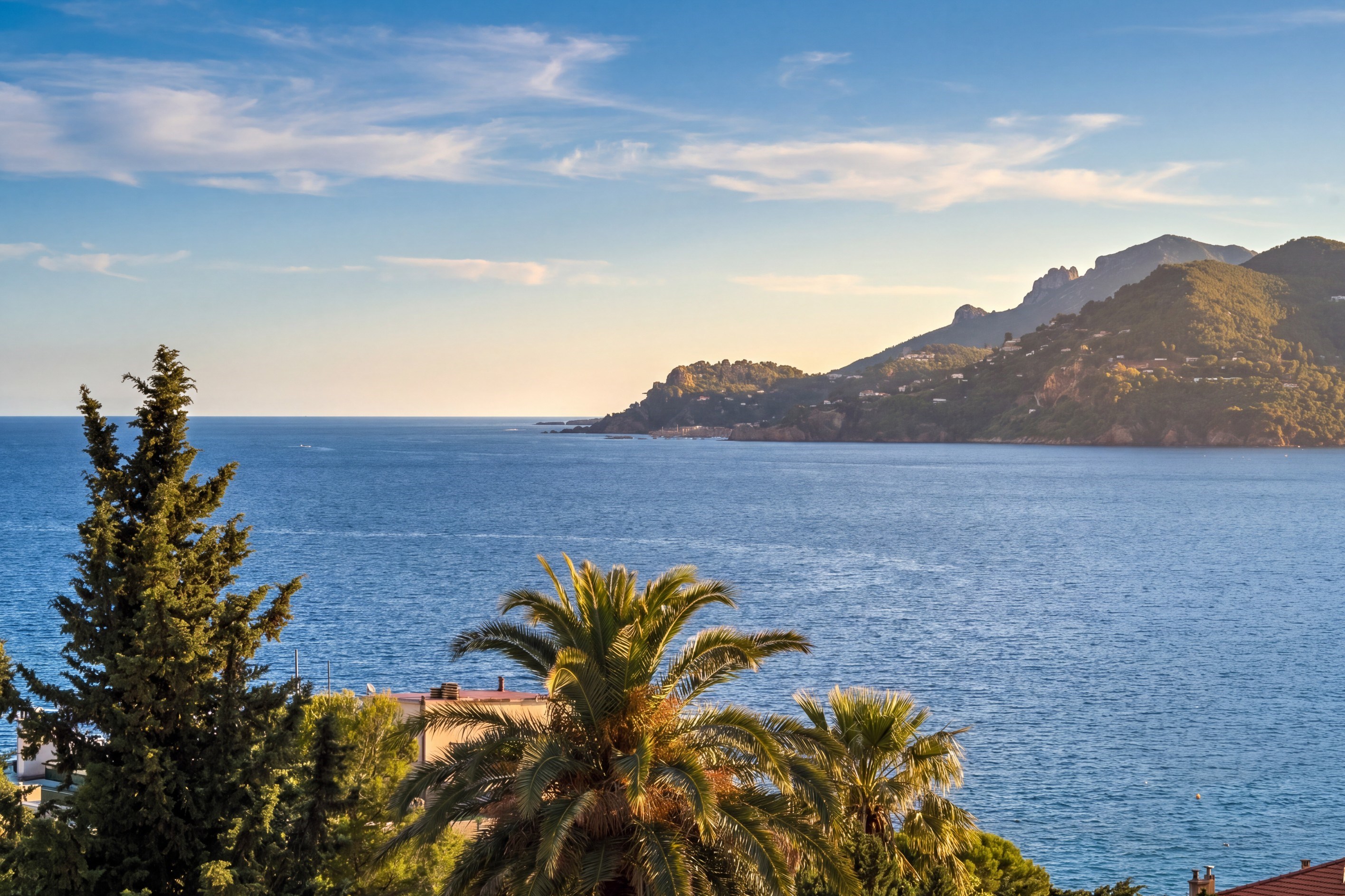  La Croix des Gardes: Penthouse with panoramic sea views and terraces in a histo… - 物件實景