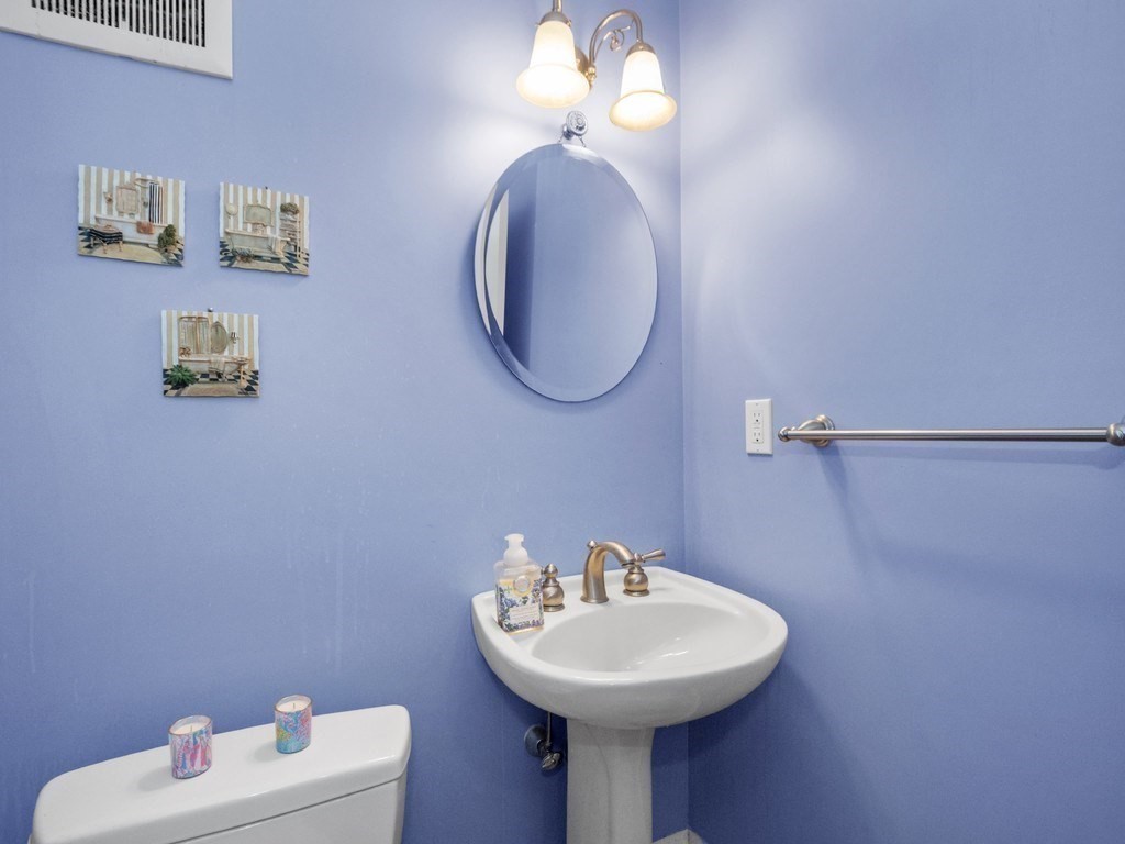 Waltham, Massachusetts, 02451, United States, 4 Bedrooms Bedrooms, ,4 BathroomsBathrooms,Residential,For Sale,1996187