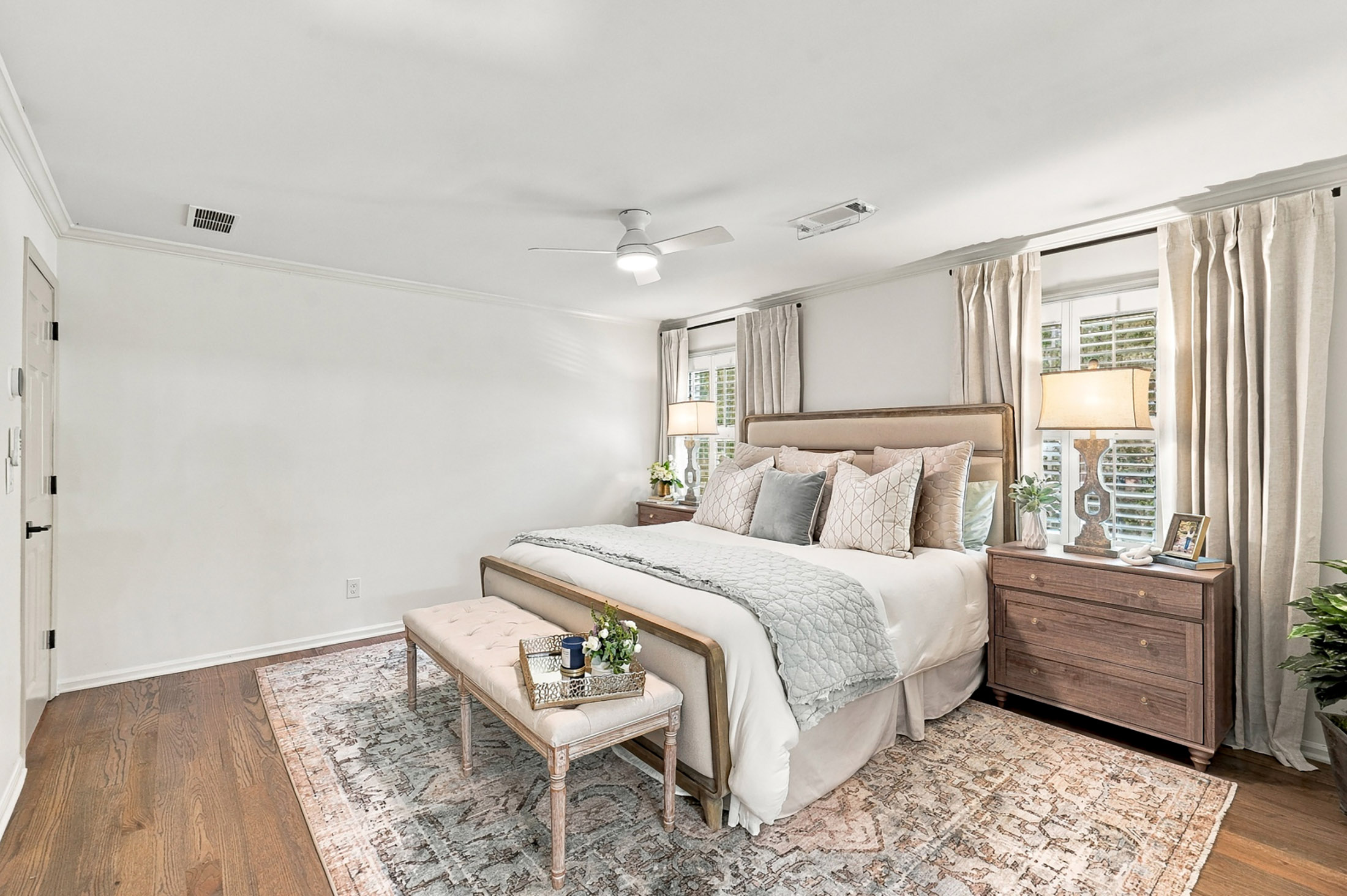  Classic Colonial Charm Meets Beautifully Updated Interiors - 物件實景