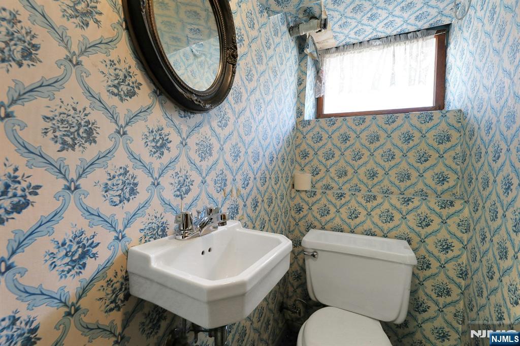 Leonia, New Jersey, 07605, United States, 5 Bedrooms Bedrooms, ,4 BathroomsBathrooms,Residential,For Sale,1934270