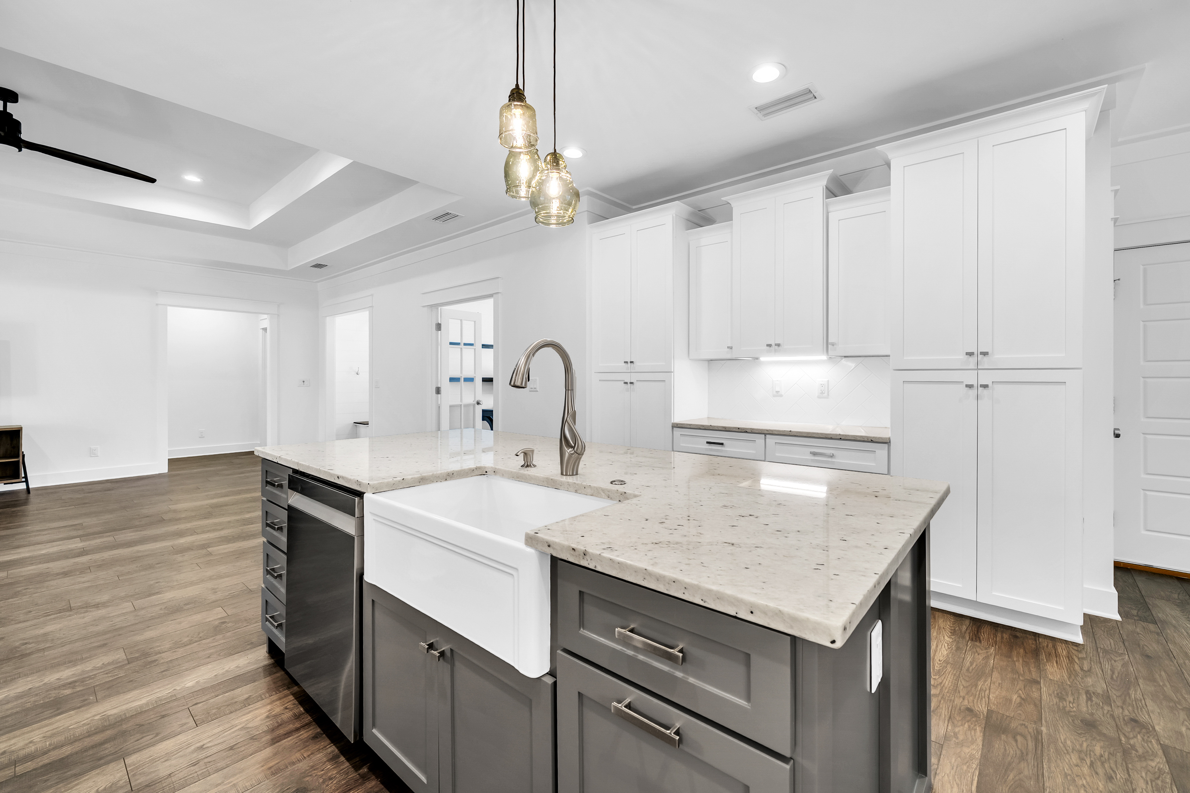  Move-In Ready Brick Home with Spacious Fenced Backyard Near the Bay - 物件實景