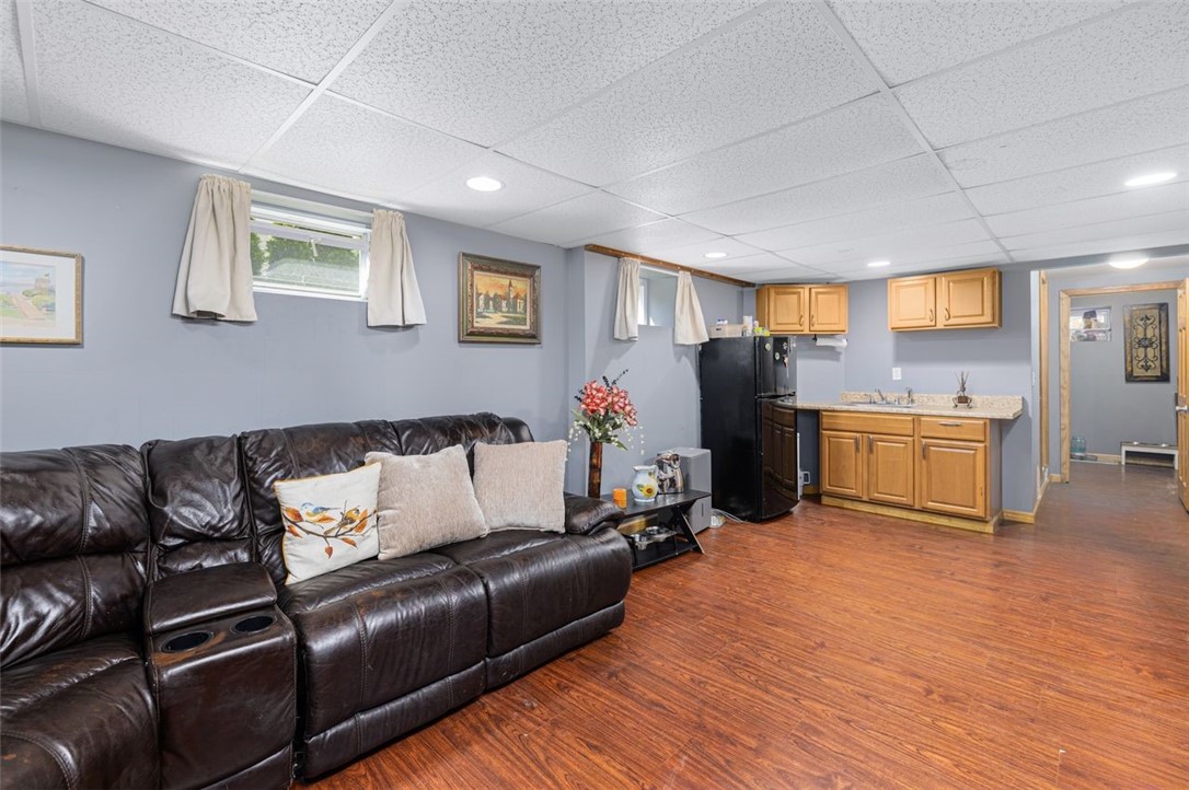 Cranston, Rhode Island, 02910, United States, 3 Bedrooms Bedrooms, ,3 BathroomsBathrooms,Residential,For Sale,1969292