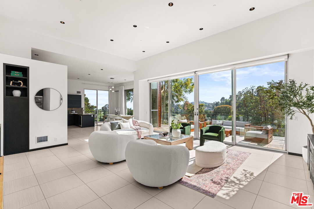 Los Angeles, California, 90049, United States, 4 Bedrooms Bedrooms, ,5 BathroomsBathrooms,Residential,For Sale,1901289