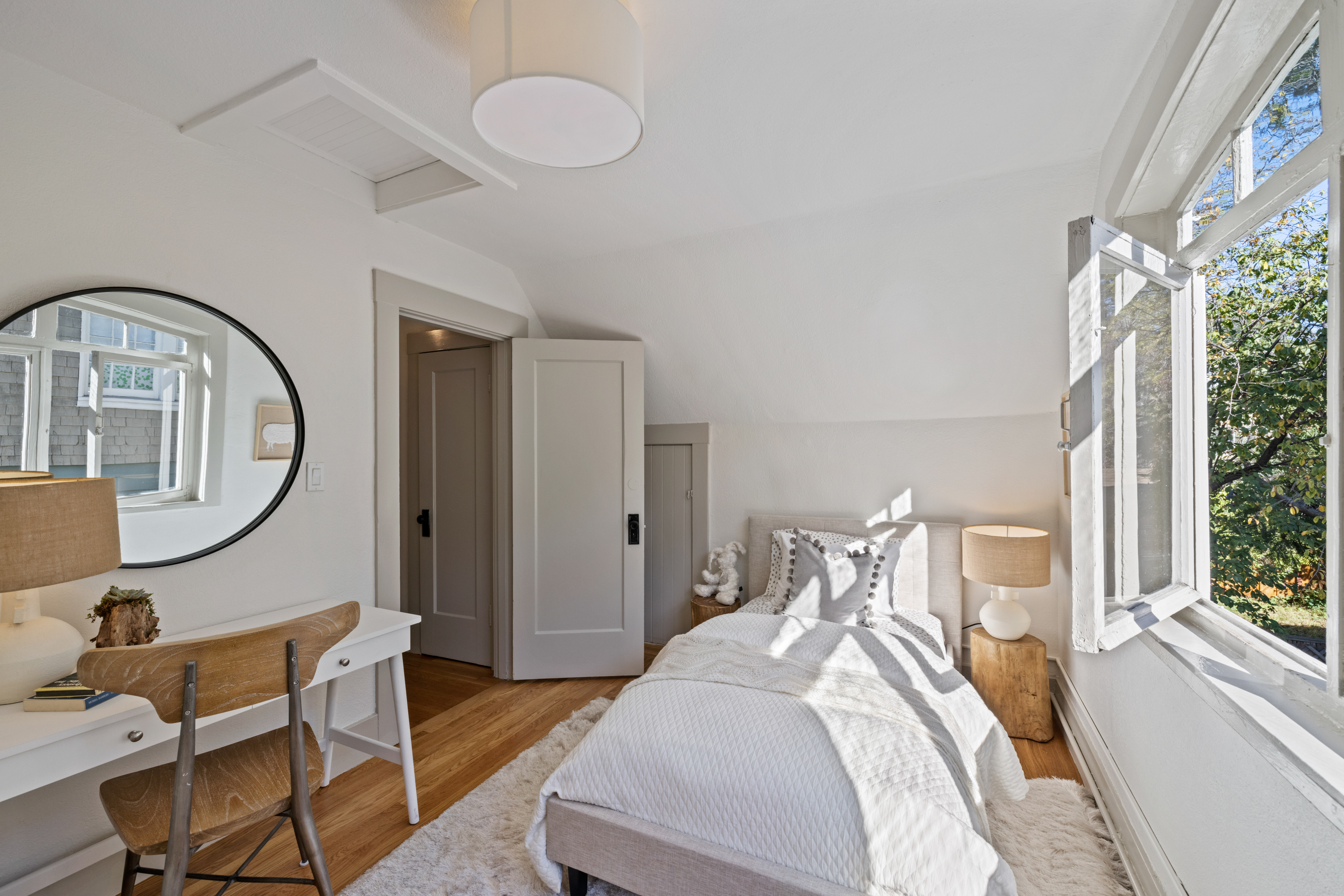 Classic Berkeley Charm Meets Versatility: Elmwood Home Plus Duplex - 物件實景