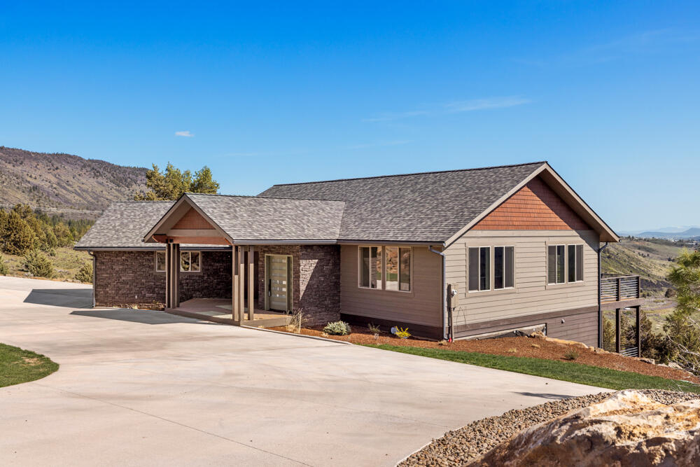 Klamath Falls, Oregon, 97601, United States, 3 Bedrooms Bedrooms, ,4 BathroomsBathrooms,Residential,For Sale,1794380
