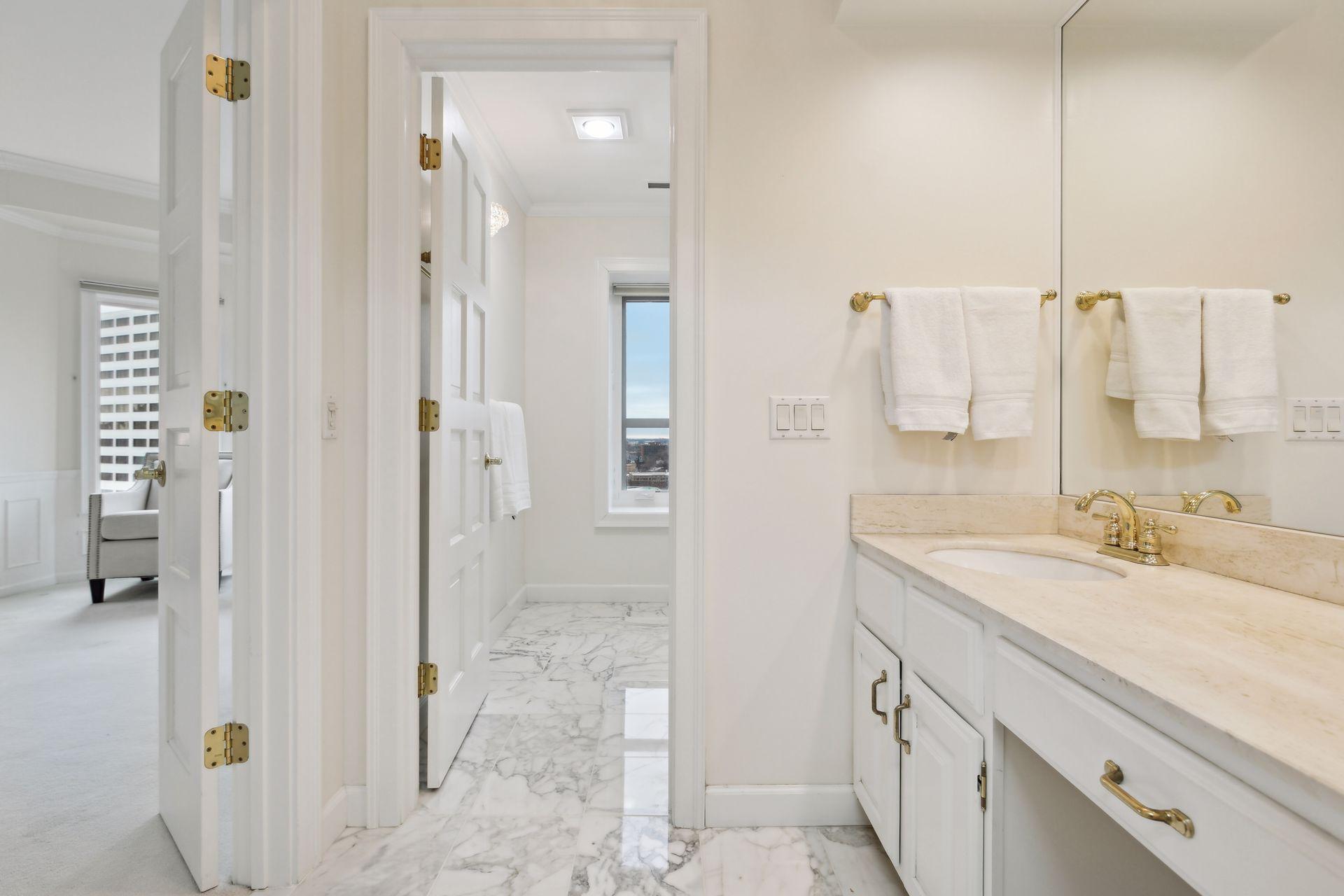 Minneapolis, Minnesota, 55403, United States, 2 Bedrooms Bedrooms, ,1 BathroomBathrooms,Residential,For Sale,1829145