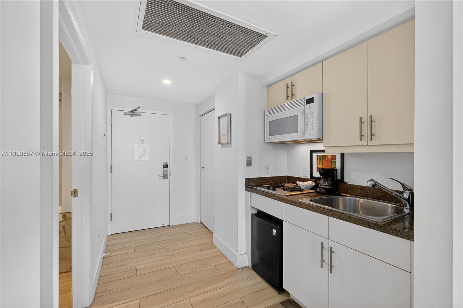 Miami, Florida, 33133, United States, 3 Bedrooms Bedrooms, ,4 BathroomsBathrooms,Residential,For Sale,1989266