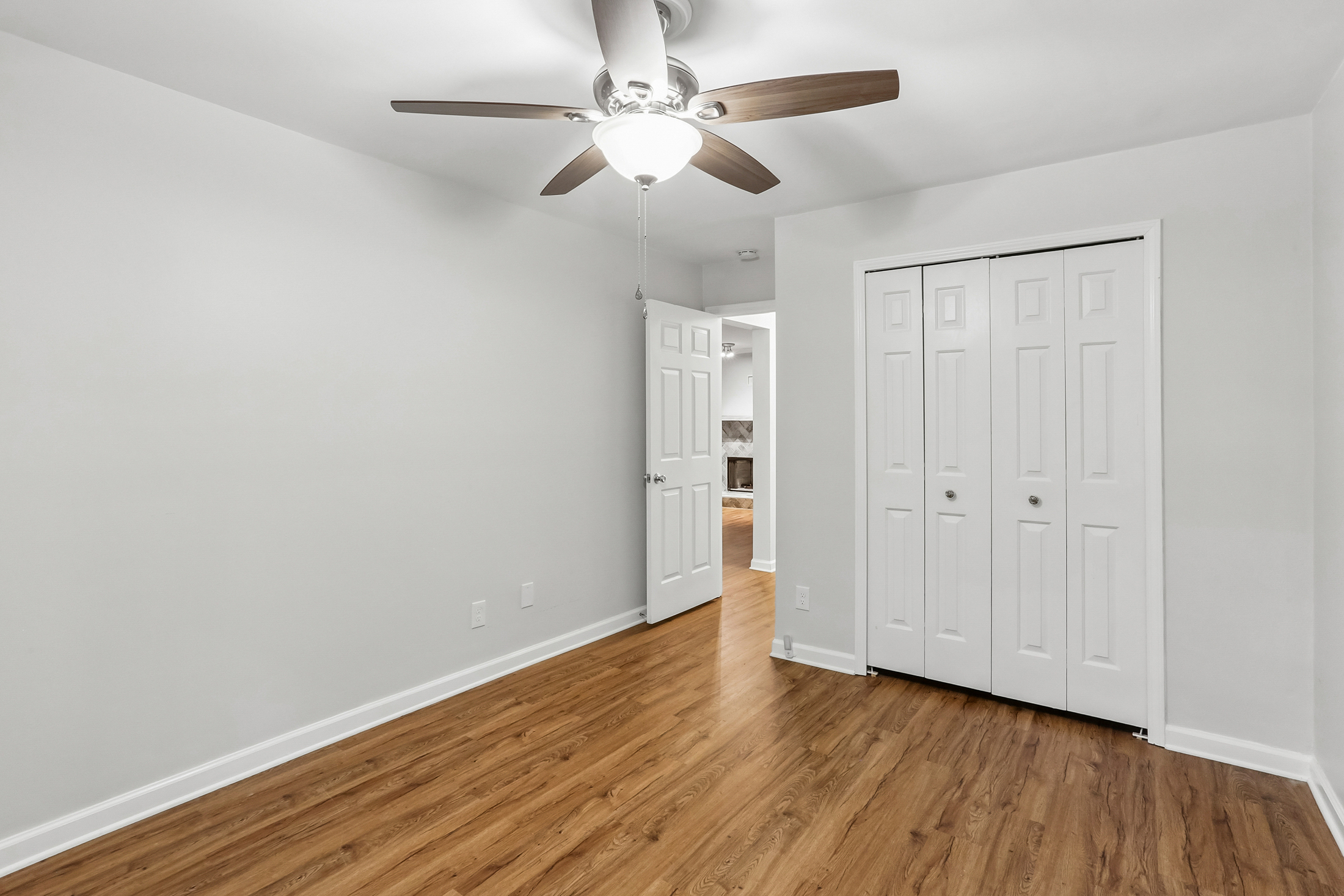 Completely Renovated Move-In Ready End Unit - 物件實景