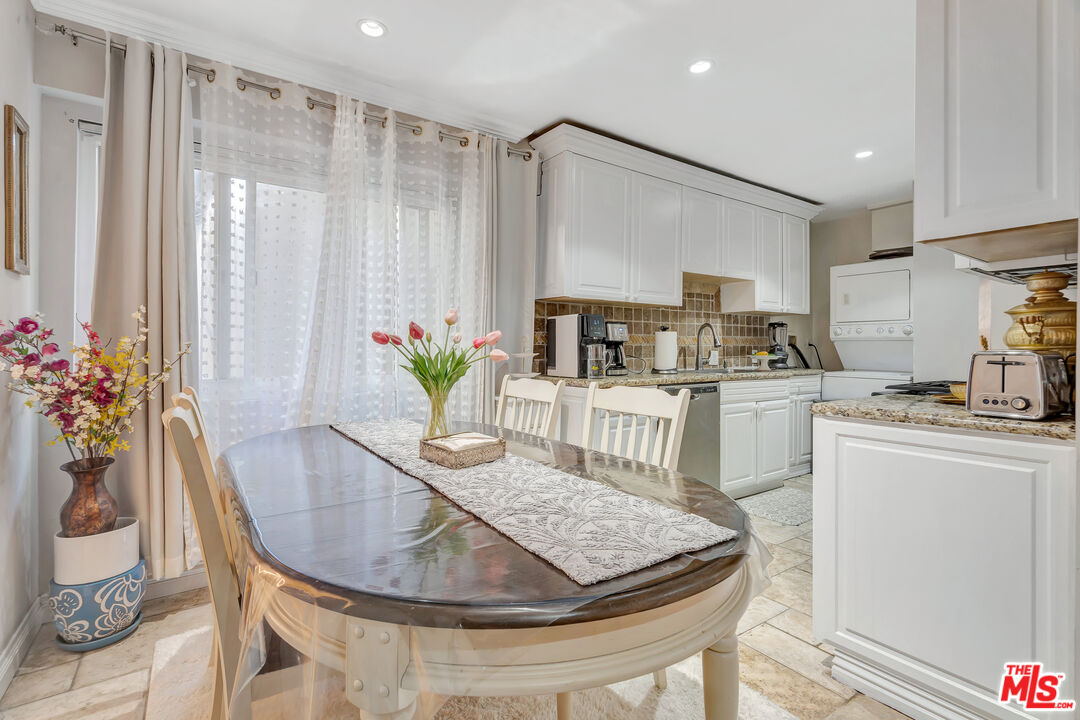 Encino, California, 91436, United States, 2 Bedrooms Bedrooms, ,2 BathroomsBathrooms,Residential,For Sale,1901269