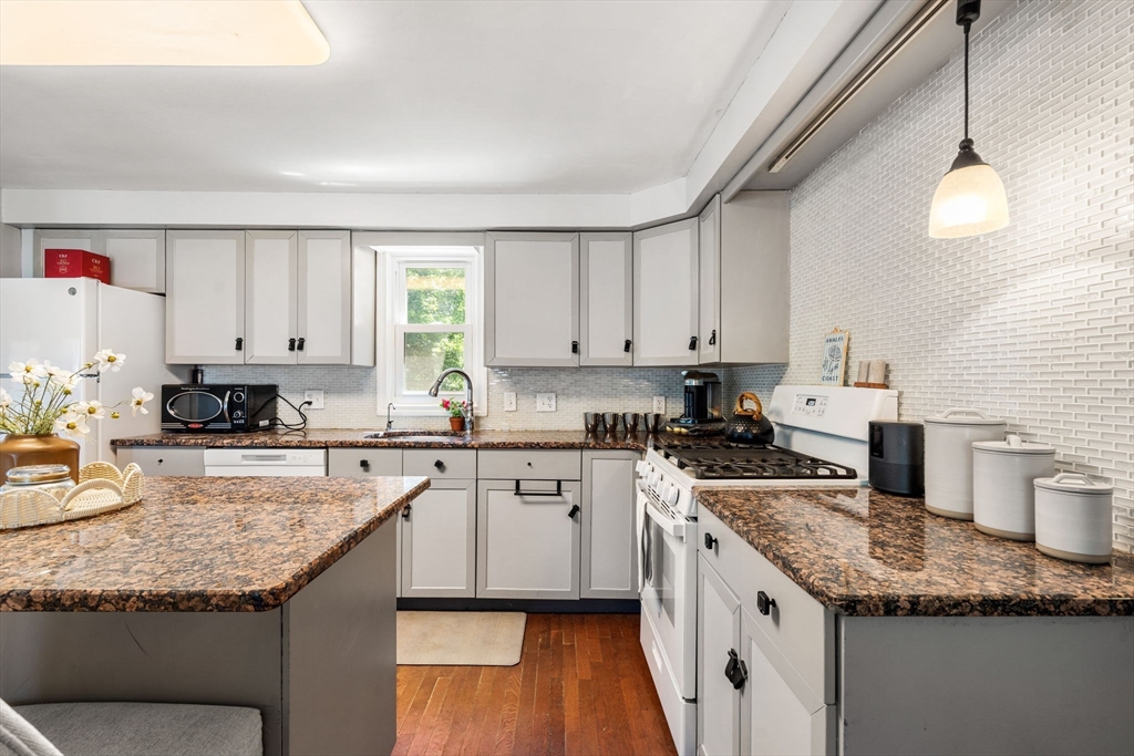 Lowell, Massachusetts, 01852, United States, 5 Bedrooms Bedrooms, ,4 BathroomsBathrooms,Residential,For Sale,1874290