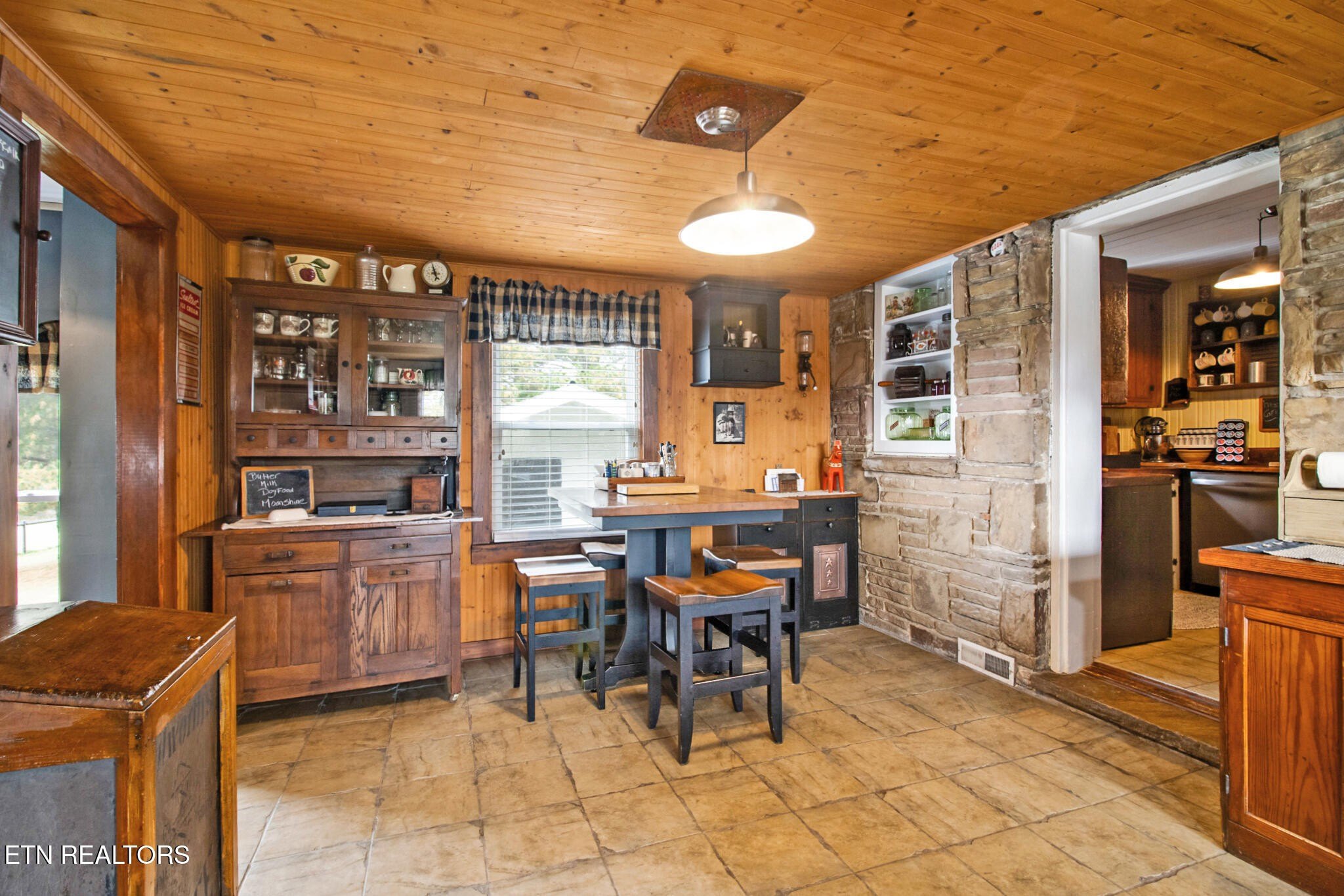 Crossville, Tennessee, 38555, United States, 4 Bedrooms Bedrooms, ,3 BathroomsBathrooms,Residential,For Sale,1888026