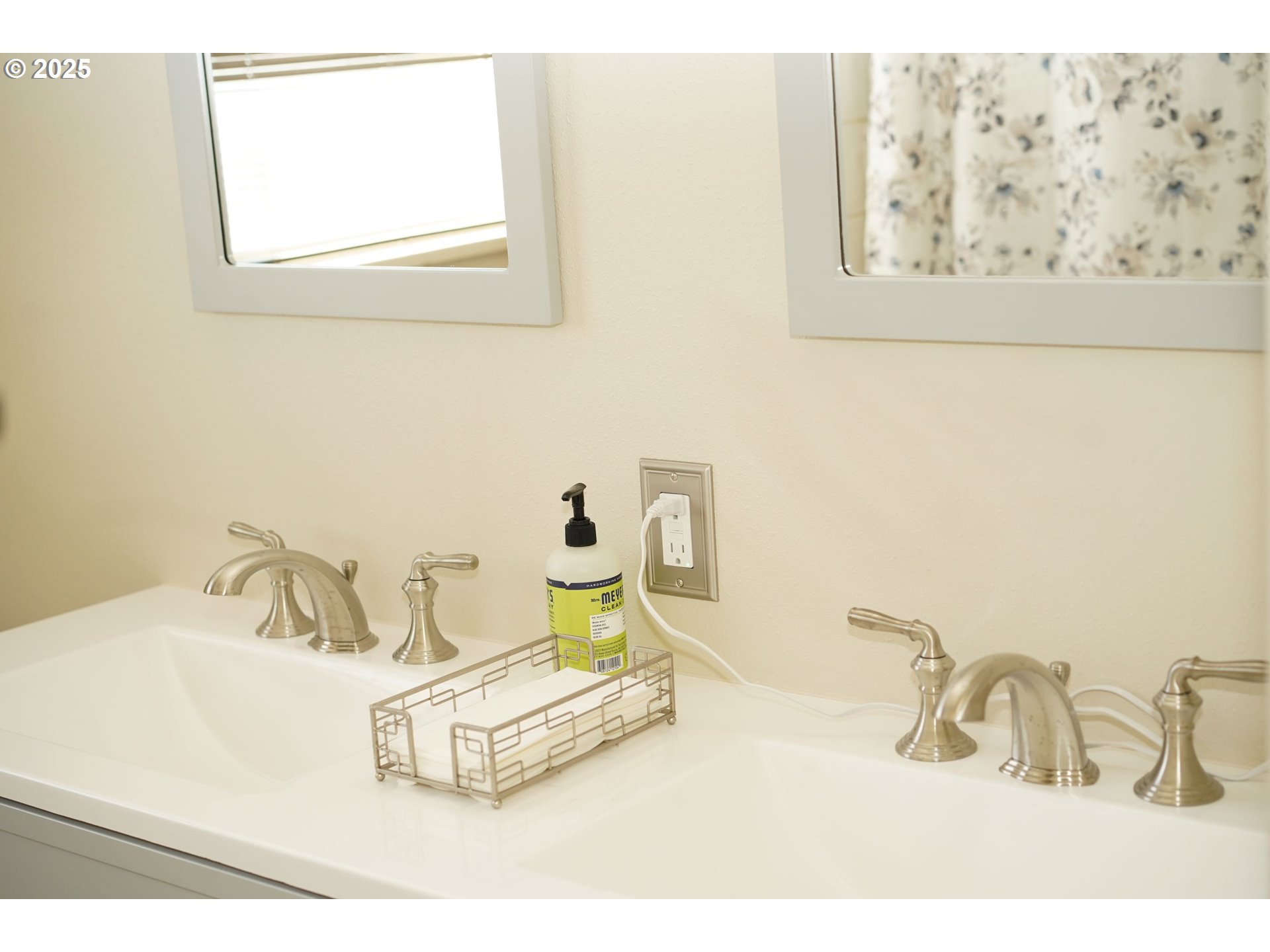 Portland, Oregon, 97211, United States, 5 Bedrooms Bedrooms, ,2 BathroomsBathrooms,Residential,For Sale,1976377